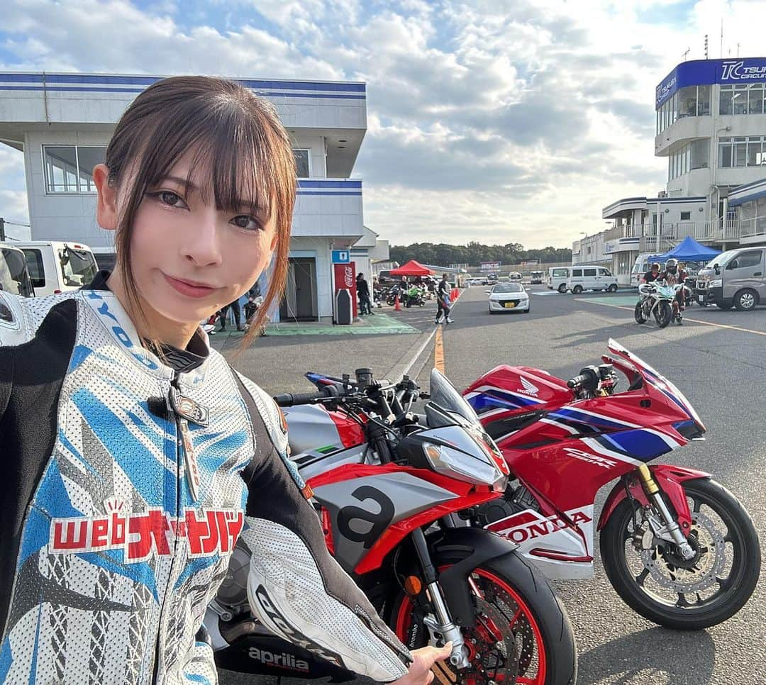 葉月美優さんのインスタグラム写真 - (葉月美優Instagram)「❥サーキット走る車両が増えて嬉しい♡  バイク❥aprilia TUONO660 @apriliajapan   バイク❥Honda CBR250RR @honda_go   レーシングスーツ❥ HYOD グローブ❥HYOD @hyod_coordinate   ブーツ❥alpinestars @alpinestars   ヘルメット❥SHOEI @shoei_japan   #aprilia #hondadream #apriliajapan #tuono660 #cbr250rr #CBR #TUONO #サーキット #つくばサーキット #alpinestars #HYOD #shoei #バイク女子 #バイク女子フォト #バイクファッション #バイク女子と繋がりたい #大型バイク #大型バイク女子 #モトブログ #motovlog #ツーリングスポット #ツーリング女子 #バイクツーリング #筑波サーキット #サーキット女子 #サーキットトレーニング #バイク乗りと繋がりたい #bikegirl #touring #バイク旅」11月10日 22時51分 - miu_haduki