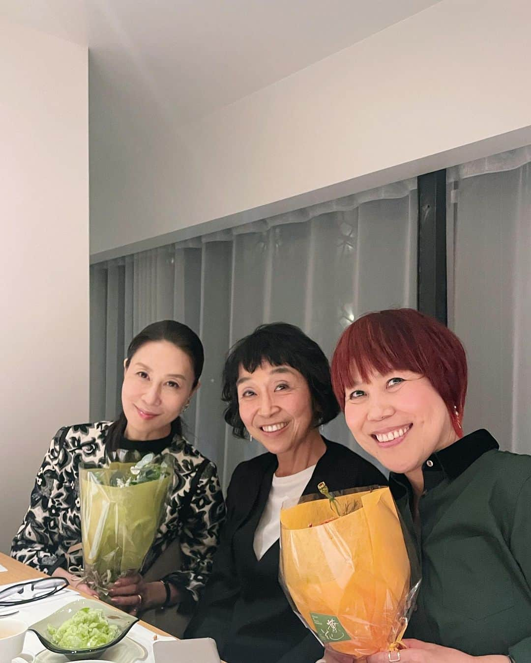 山本浩未さんのインスタグラム写真 - (山本浩未Instagram)「『愛猫の美哲学　 Mon Diamond』  デザイナーやブランドプロデューサーとして活躍する #八巻多鶴子 さんが自ら撮影した愛猫ディアモンの写真に、猫を愛する先人たちの格言やエッセイを添え、ディアモンに学んだ美しく生きる哲学を綴った美しい一冊です📕✨  八巻さんとは30数年前、仕事で出会い、美しく聡明で仕事をバリバリこなす彼女はとてつもなく近づき難く、、だったのですが、お互いCAT LOVERであるって事から再会 🐈‍⬛💕  チャーミングなお人柄を知り、話しが弾んで12月の金沢 福光屋BOOKTOURにもご参加くださるって☺️  繋いで下さった高岸さんからそれぞれにお花をプレゼント🧡💚  美味しく、楽しく、嬉しい夜となりました☺️  #愛猫の美哲学mondiamond  #catlover #オレンジ系の花束 #ありがとうございます」11月10日 22時51分 - hiromicoy