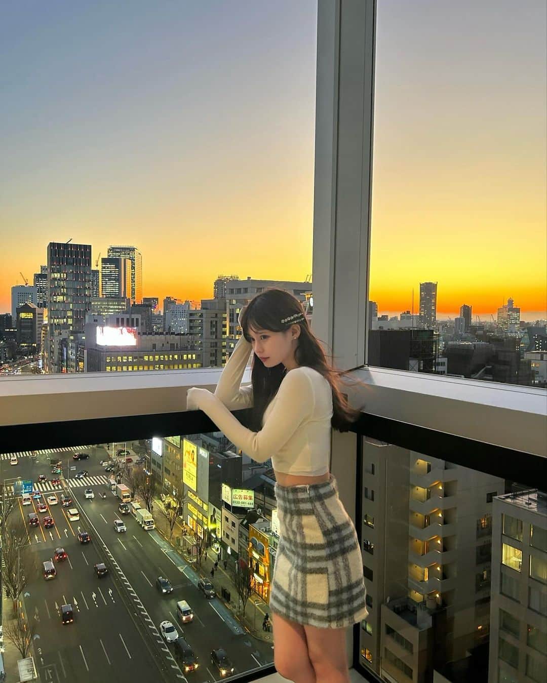 村川緋杏のインスタグラム：「🌆  ちょうど1年前くらいで 上京したての写真😌  撮影で訪れたビルでとっても 綺麗な夕焼けが見えて  偶然にもすごい高い場所にいたから 本当に東京を感じたんだ〜  今すっごく幸せに生きてるのは みんながいてくれるからだよ、 本当にありがとう🫶🏻💕  だいすきだよ（т-т）🫰🏻🎀」