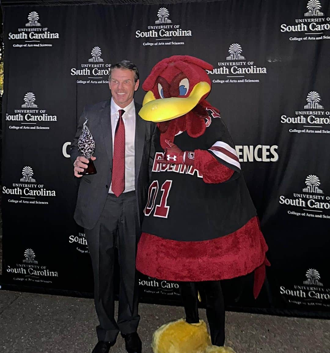 トリー・ウィルソンさんのインスタグラム写真 - (トリー・ウィルソンInstagram)「Last night my hubby was honored as a distinguished ulumni from the University of South Carolina. To say I’m proud is an understatement.  He struggled in school when he was young & then realized he was dyslexic. When he graduated from HS he was told he would never be very successful & even told that maybe college wasn’t the route for him. This sounds so crazy to me because he’s one of the smartest ppl I’ve ever met.  He took those words and used them as fuel to prove them wrong and absolutely did just that.  Sometimes our struggles can fuel the desire for success more than the easy route. He learned how to think outside the box & went on to do some really badass things. And continues to keep doing more. He’s too humble to brag so I will.   Shoutout to the hard workers out there who are told they won’t succeed and don’t give up - but use it as fuel to rise higher than the naysayers could ever fathom.   @justinctupper」11月10日 22時52分 - torriewilson