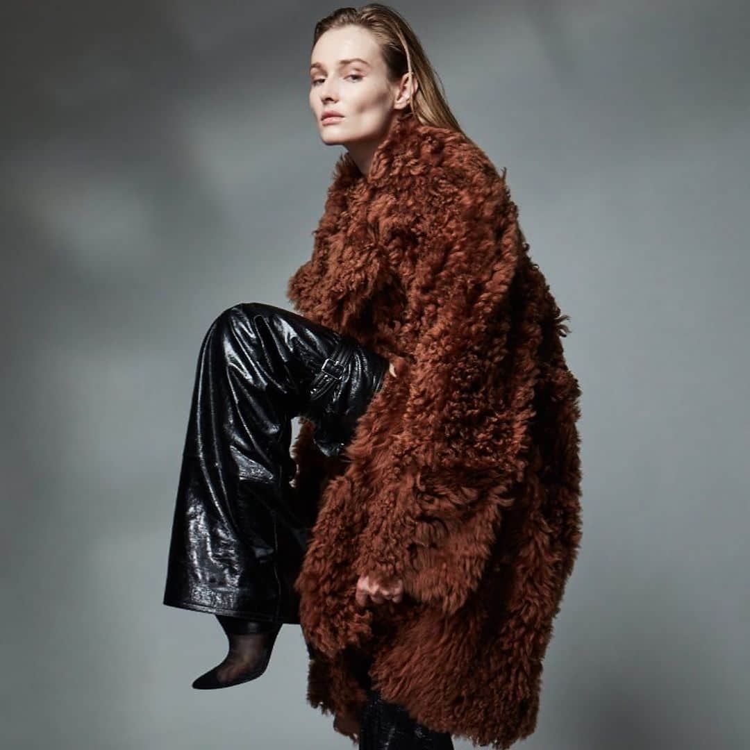 カット25さんのインスタグラム写真 - (カット25Instagram)「Fall Winter 2023.  Discover the allure of sustainable fashion with reversible fur and handcrafted leather outfits straight from the heart of New York. Elevate your style while making a statement for conscious couture. 🌿✨ #SustainableFashion #HandcraftedInNYC #FashionForward #madeinnewyork  #yigalazrouel」11月10日 22時57分 - yigalazrouel