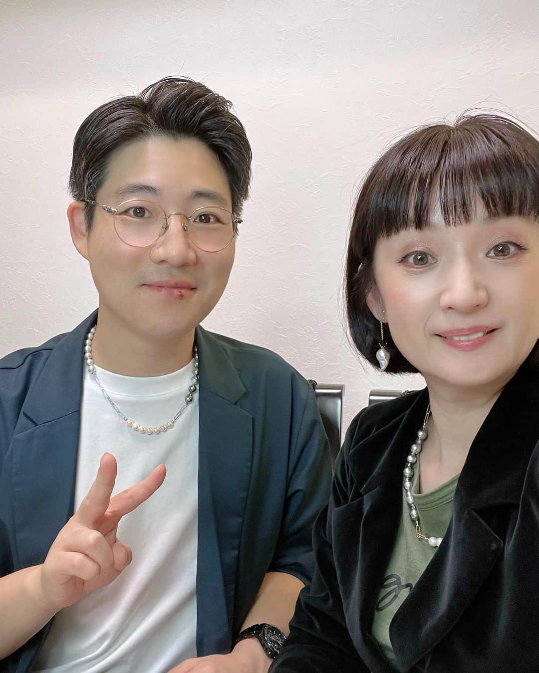 千秋のインスタグラム：「Newブランド【Pearl is Pearl】のローンチ記念インスタライブありがとうございました🤍 手伝ってくれている韓国人デザイナーのチャンさんとお送りしました。 マウルバスまで乗れて1年間に4回も渡韓したわたしと、ロンドンベーグルさえ知らないチャンさんの韓国トークもいかがでしたか？🇰🇷  サイトはわたしのプロフィール欄から飛べます✈︎ https://pearlispearl.myshopify.com/   販売は期間限定、個数限定で11/22まで。 今の真珠の値上げはヤバいです。こちらは一年前に仕入れたパールなので、この価格なのは今だけですので気になる方は急いでね！ もっと詳細はわたしの企画アカウント、ドロシー @dorothyinc77777 へ  #pearl #パール #真珠 #pearlispearl #千秋デザイン」