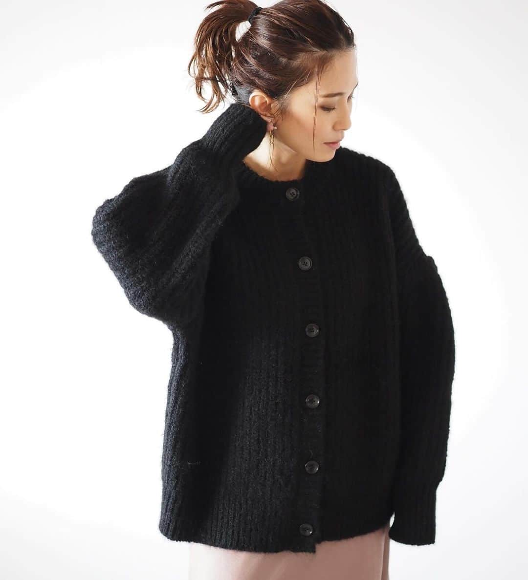 斎藤寛子のインスタグラム：「ブカっと着る、タックスリーブ2wayニット🧶  チクチクしない風合いで、 とっても暖かいニットです😊  これから寒くなる季節、冬支度しましょ⛄️♡  11/10(fri)20:00〜発売です😊🚩 どうぞ宜しくお願い致します🙏✨  #knit @anieca_official   #anieca #ニット」