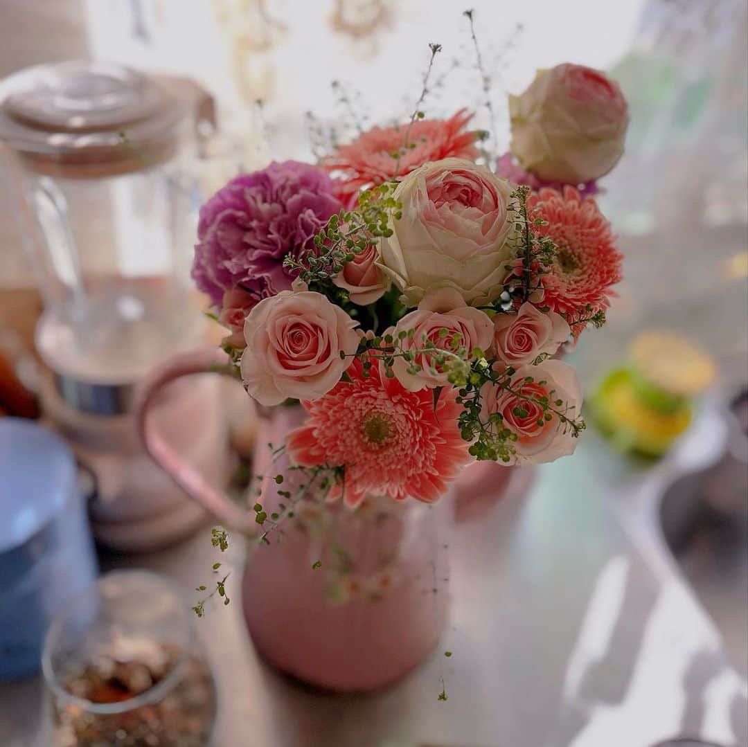 藤田朋子さんのインスタグラム写真 - (藤田朋子Instagram)「映画のクランクアップで頂いた花です #大好きな花 #終わった #公開がまちどおしい #きっとみんなも見たいやつ #とりあえず秘密だらけなのでスタッフさんはボカしておきます #春以外の季節を共にしたのではないだろか #どんどん楽しくなってくる作品」11月10日 22時53分 - chiendormant