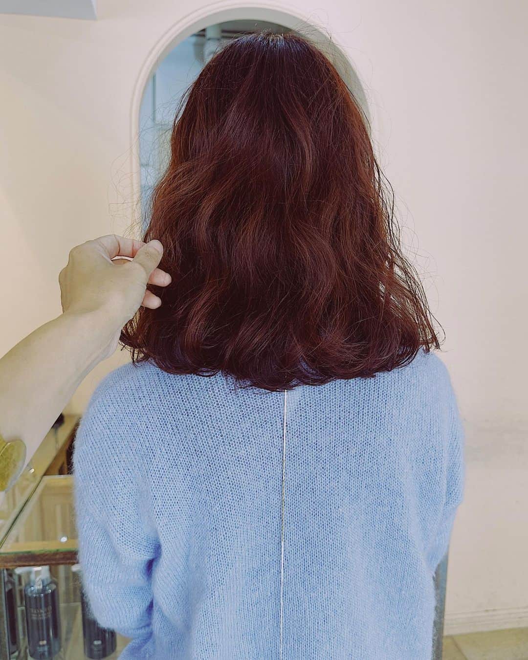 齋藤愛のインスタグラム：「赤毛のほわんほわん。 オイルつけて乾かして、ブラシでとかして ドライっぽくする感じ、好き🐈‍⬛」