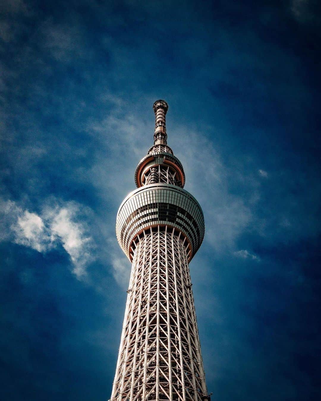 Promoting Tokyo Culture都庁文化振興部のインスタグラム：「Have you ever visited Tokyo Skytree's observation deck? The stunning view over not only Tokyo but also the surrounding cities and mountains makes you feel as if you're above the clouds ☁️ Experience the overwhelming scale of the world's tallest tower while gazing at views that will leave you in awe!  -  空高く聳え立つ東京スカイツリー。その展望室を訪れてみたことはありますか？ 東京のみならず、周りの都市や山々までをも見渡す見事な眺望は、まるで雲の上にいるかのよう☁️ 眼下の景色と広い空を眺めながら、世界一高いタワーの圧倒的なスケール感を体感してみてください。  #tokyoartsandculture 📸: @archeeblanco  #tokyoskytree #skytree #東京スカイツリー #スカイツリー  #tokyotrip #tokyostreet #tokyophotography #tokyojapan  #tokyotokyo #culturetrip #explorejpn #japan_of_insta #japan_art_photography #japan_great_view #theculturetrip #japantrip #bestphoto_japan #thestreetphotographyhub  #nipponpic #japan_photo_now #tokyolife #discoverjapan #japanfocus #japanesestyle #unknownjapan #streetclassics #timeless_streets  #streetsnap #artphoto」