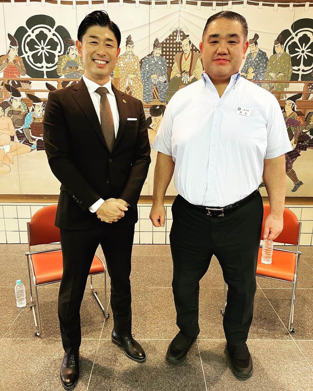 高橋大輔さんのインスタグラム写真 - (高橋大輔Instagram)「本日は  明後日12日・日曜日から福岡で始まる  大相撲・十一月場所のPRで17時からのABEMA NEWS生放送にお邪魔してきました🎤  楪(ゆずりは)アナウンサーの進行で私なりに見所を紹介させていただきました💡  ABEMAの大相撲中継ではライト層の方にも分かりやすく相撲をお伝えします🎵  そして  先日今場所の見所を元関脇・若の里の西岩親方にインタビューしてまいりました！  その模様がABEMAビデオで配信されております📺  https://abema.app/XdD2  インタビューをご覧になっていただき予習をすると、より十一月場所を楽しめると思います😉  是非！十一月場所もABEMA大相撲ライブでお楽しみください😊  楪アナウンサー、ありがとうございました🙇‍♂️  街はもうクリスマスモードですね〜🎄  #大相撲 #abema #abemanews #楪望 アナウンサー #十一月場所 #九州場所 #相撲 #abemaで大相撲 #西岩親方 #実況 #髙橋大輔 #高橋大輔」11月10日 23時04分 - daisuke_72