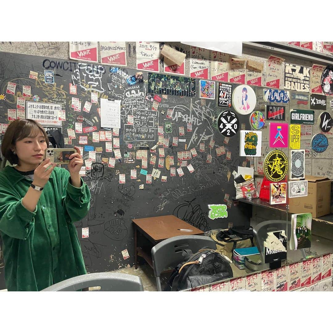 関取花のインスタグラム：「今日は神戸VARIT.にてライブでした💥ステッカーがたくさん貼ってある鏡、パスだらけの壁やドア…私が育ってきた"ライブハウス"はやっぱこれなんだよなー！とあらためて。ブッキングイベントならではの組み合わせも、スタッフさんからの言葉も、全部が嬉し楽しな夜でした🌕  マエダカズシとMASASHI(from フリージアン)さん、TOMOVSKYさん、共演のお二組とも本当に最高でした。ライブハウスでしか感じられないあの熱量、声の響き、めちゃくちゃかっこよかったなあー！  ありがとうございました👧🏻」