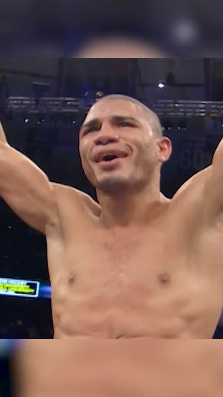 ミゲール・コットのインスタグラム：「#UnDíaComoHoy en 2007 🔙 Miguel Cotto logró una de sus más importantes victorias, al derrotar a Shane Mosley en el Madison Square Garden ✨」