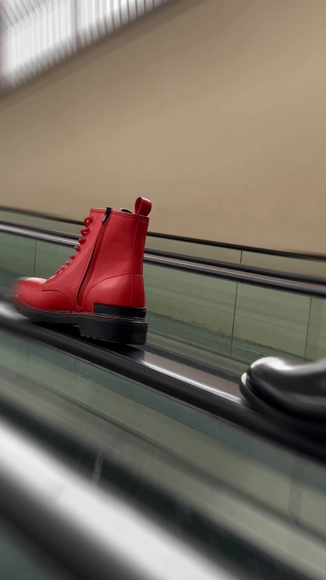 ダーク ビッケンバーグのインスタグラム：「Rockin’ soles on the road. Bikkembergs’ #FW23 boots are scene-stealers. #Bikkembergs #DirkBikkembergs」