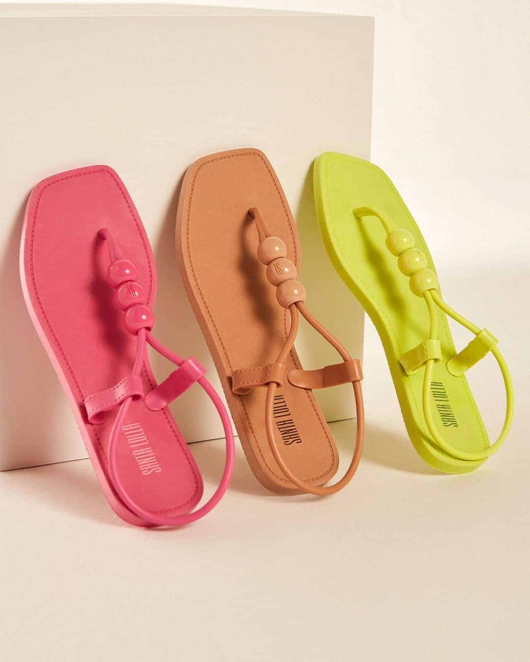 Santa Lollaのインスタグラム：「Shape best seller da Santa Lolla, a thong com detalhamento de esferas é editada em material injetado, bico quadrado e acabamento monocolor para uma estética ainda mais cool e moderna. [ R$99,90 cada ] #santalolla #santalollaverao24 #piscineSL」