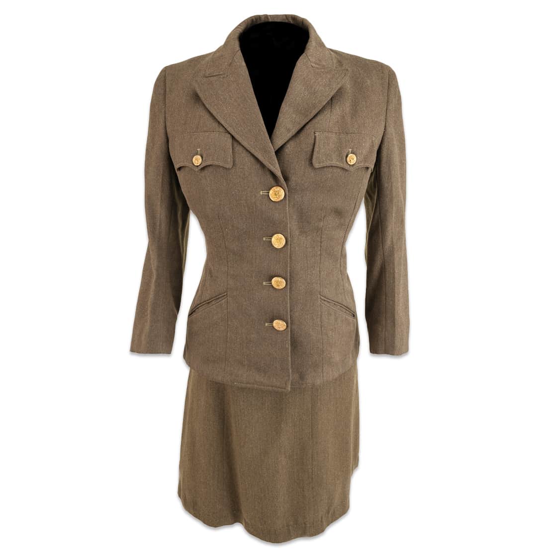 国立アメリカ歴史博物館のインスタグラム：「This weekend, we commemorate Veterans Day, a day that honors the generations of people who have served in our Nation’s armed forces.   This uniform belonged to Alice Kono, who served in the Women’s Army Corps (WAC) in the 1940s. Born in Hawai’i to Japanese immigrant parents, Kono was one of fewer than five hundred Japanese American women to serve in the WAC.   After the attack on Pearl Harbor, Japanese and Japanese Americans faced substantial discrimination, and in some cases, forced relocation. They were also barred from serving in the U.S. military. However, in early 1943, the 442nd Regimental Combat Team was activated as a unit consisting primarily of Japanese Americans. Later that year, the WAC opened enlistment to Japanese American women.   Kono enlisted out of a sense of loyalty and patriotism that same year. Her duties were vast, ranging from driver and mechanic to communications and public affairs. She also trained as a military intelligence service linguist, translating material sent from the Pacific while stationed at Fort Ritchie, Maryland.   Kono’s uniform is part of our collection and is featured in the newly published book, “Smithsonian Asian Pacific American History, Art, and Culture in 101 Objects,” from @Smithsonianapa and @Smithsonian_Books.   #VeteransDay #MilitaryHistory #AAPIHistory」