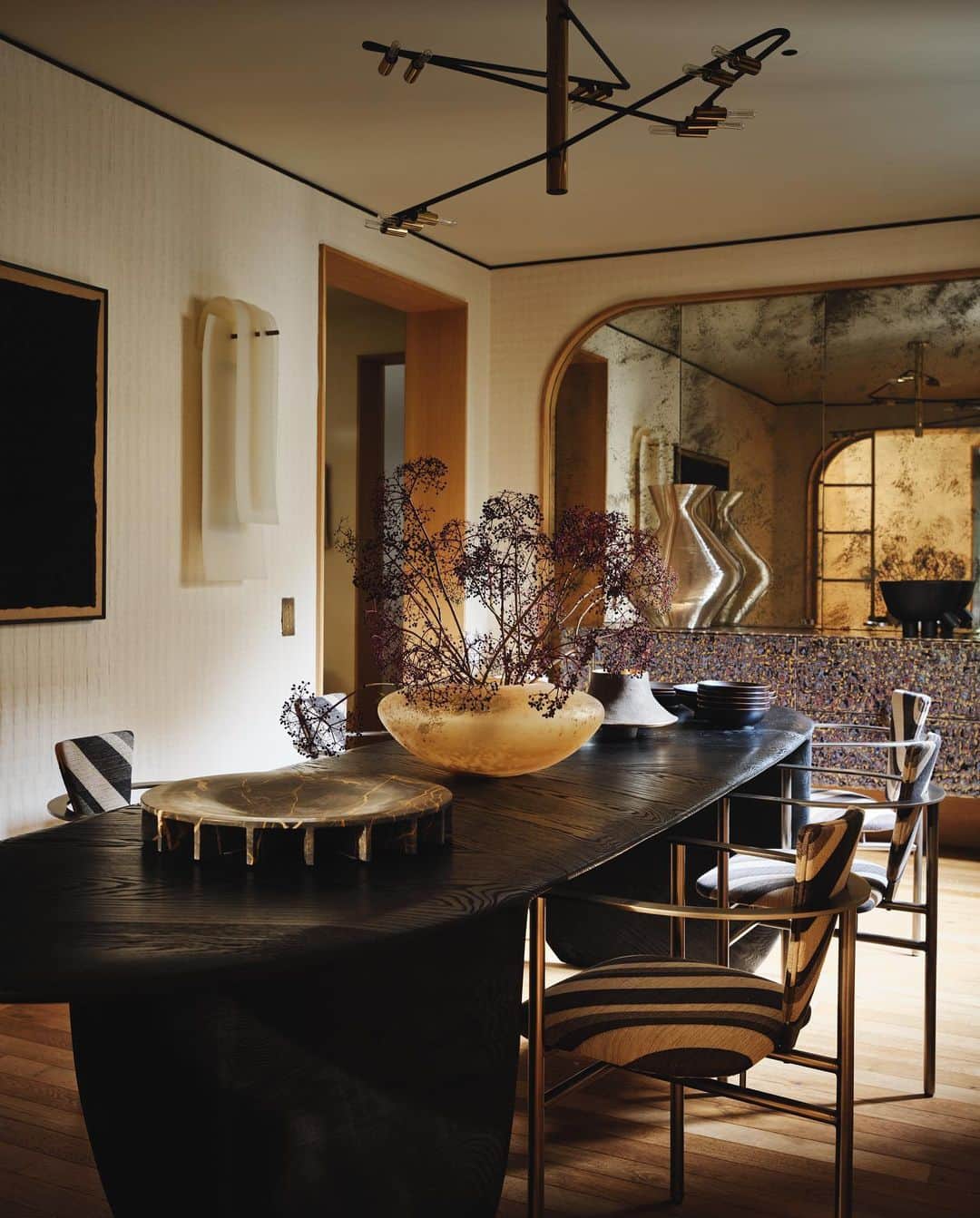 ケリーウェアスラーのインスタグラム：「BON APPÉTIT A dining room from our latest residential project in Toronto. As featured in ELLE DECOR's November issue. XK」