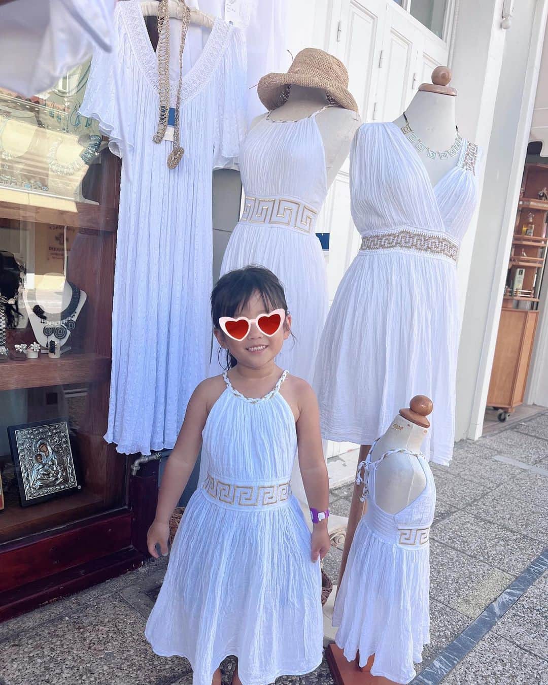 Remiさんのインスタグラム写真 - (RemiInstagram)「Greece cruise in her favorite dress👧🏻🇬🇷🤍 船でアフリカに向かう前に、再びエーゲ海を横断！🛳🌊 唯一2回目の寄港地、ギリシャのカタコロンは前回👧🏻のワンピースに一目惚れして衝動買いした場所👗 この日も思い出のワンピースを着てお出かけ♪ 観光はお休みして海辺のカフェでのんびり。 お部屋から徒歩5分で叶うリゾート滞在でした この1ヶ月でギリシャがグッと身近な国になりました🇬🇷  ------------ 📍#Katakolon , #Greece ⚓️ @msccruisesofficial  🛳  #mscsplendida  👨‍👩‍👧‍👦 @hh.channel2023  🗓 2023.10.28-11.23  世界一周日記はアメブロ& @hh.channel2023 にて🎬  #ギリシャクルーズ #カタコロン #エーゲ海クルーズ #クルーズ旅 #子連れクルーズ #子連れ旅行 #子連れ世界一周 #世界一周中 #世界一周旅行 #worldroundtrip #msccruises #cruiselife #familycruise #remi_world2023」11月10日 23時06分 - remi_912