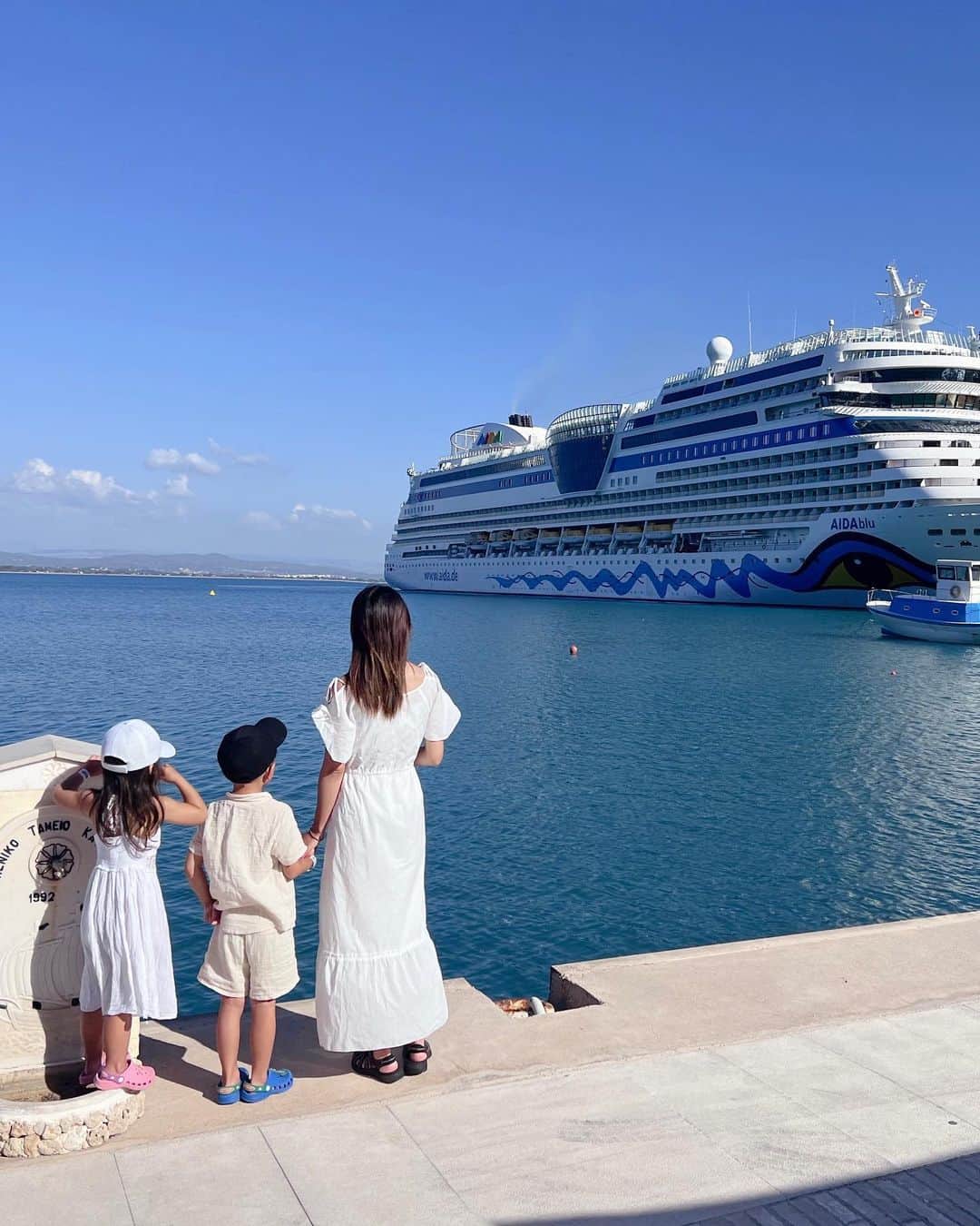 Remiさんのインスタグラム写真 - (RemiInstagram)「Greece cruise in her favorite dress👧🏻🇬🇷🤍 船でアフリカに向かう前に、再びエーゲ海を横断！🛳🌊 唯一2回目の寄港地、ギリシャのカタコロンは前回👧🏻のワンピースに一目惚れして衝動買いした場所👗 この日も思い出のワンピースを着てお出かけ♪ 観光はお休みして海辺のカフェでのんびり。 お部屋から徒歩5分で叶うリゾート滞在でした この1ヶ月でギリシャがグッと身近な国になりました🇬🇷  ------------ 📍#Katakolon , #Greece ⚓️ @msccruisesofficial  🛳  #mscsplendida  👨‍👩‍👧‍👦 @hh.channel2023  🗓 2023.10.28-11.23  世界一周日記はアメブロ& @hh.channel2023 にて🎬  #ギリシャクルーズ #カタコロン #エーゲ海クルーズ #クルーズ旅 #子連れクルーズ #子連れ旅行 #子連れ世界一周 #世界一周中 #世界一周旅行 #worldroundtrip #msccruises #cruiselife #familycruise #remi_world2023」11月10日 23時06分 - remi_912