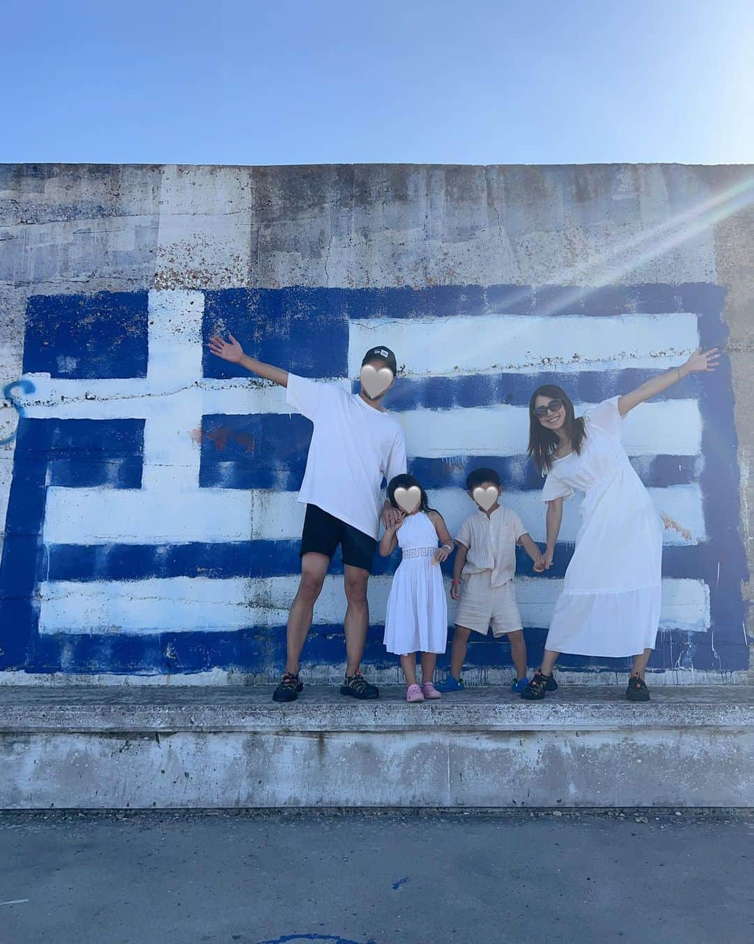 Remiさんのインスタグラム写真 - (RemiInstagram)「Greece cruise in her favorite dress👧🏻🇬🇷🤍 船でアフリカに向かう前に、再びエーゲ海を横断！🛳🌊 唯一2回目の寄港地、ギリシャのカタコロンは前回👧🏻のワンピースに一目惚れして衝動買いした場所👗 この日も思い出のワンピースを着てお出かけ♪ 観光はお休みして海辺のカフェでのんびり。 お部屋から徒歩5分で叶うリゾート滞在でした この1ヶ月でギリシャがグッと身近な国になりました🇬🇷  ------------ 📍#Katakolon , #Greece ⚓️ @msccruisesofficial  🛳  #mscsplendida  👨‍👩‍👧‍👦 @hh.channel2023  🗓 2023.10.28-11.23  世界一周日記はアメブロ& @hh.channel2023 にて🎬  #ギリシャクルーズ #カタコロン #エーゲ海クルーズ #クルーズ旅 #子連れクルーズ #子連れ旅行 #子連れ世界一周 #世界一周中 #世界一周旅行 #worldroundtrip #msccruises #cruiselife #familycruise #remi_world2023」11月10日 23時06分 - remi_912