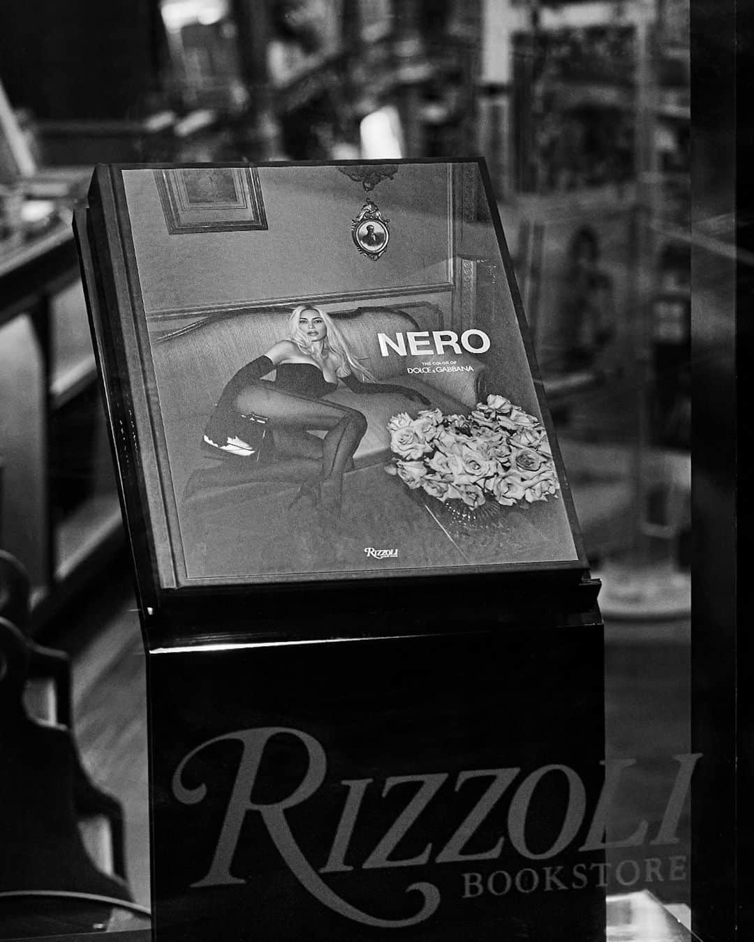 ドルチェ&ガッバーナのインスタグラム：「‘Nero: The Color of Dolce&Gabbana' a meticulously curated book published by @rizzolilibri, claimed the spotlight with a unique arrangement in the New York City store, that transformed the space into an immersive journey through the essence of #DGNero.  In its pages, fashion and emotion converge in the timeless shades of black. Join us for a visual journey captured by renowned photographers, painting a mesmerizing portrait of sensuality, rigor and love.   #DolceGabbana #DGCasa」