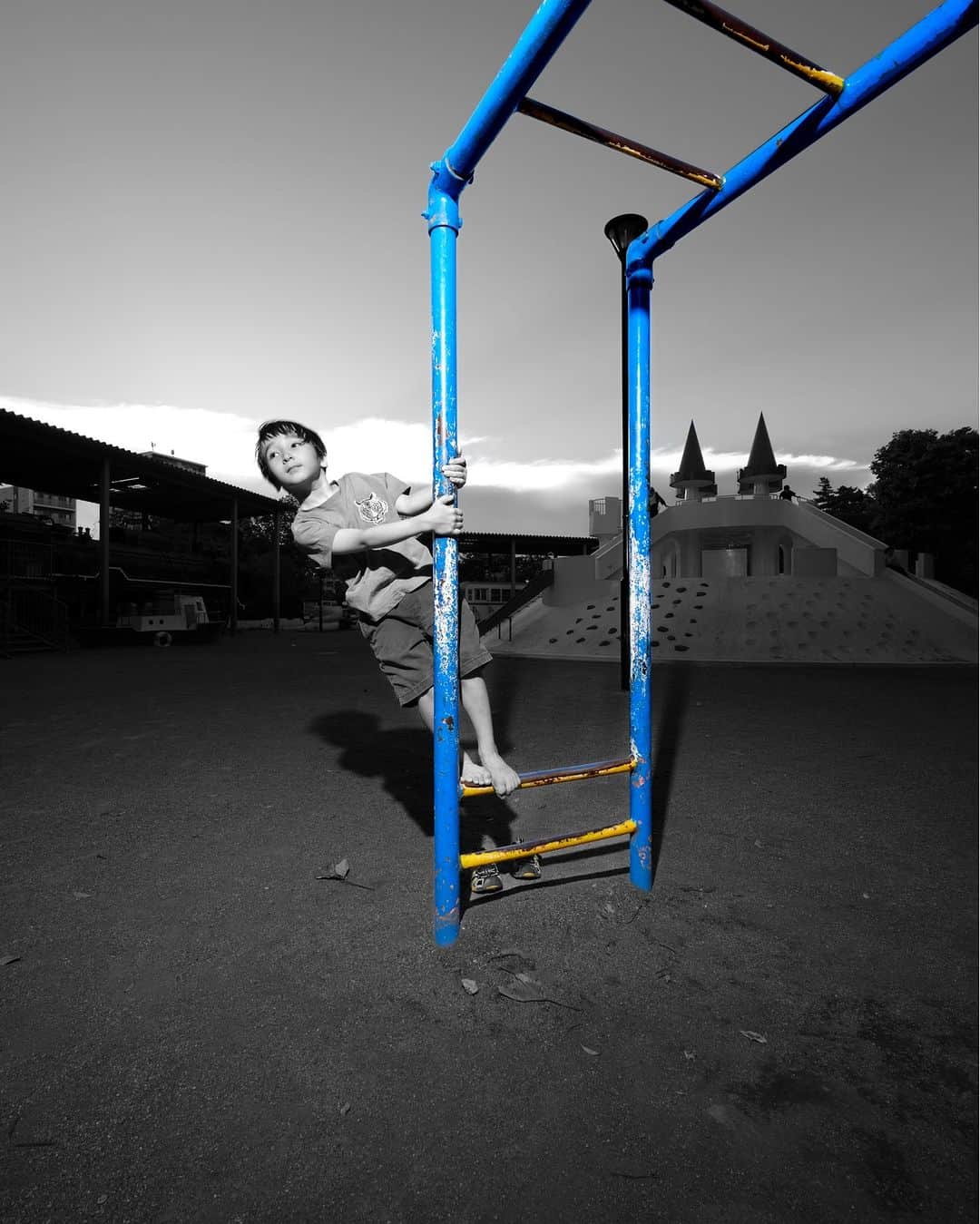 Sigma Corp Of America（シグマ）さんのインスタグラム写真 - (Sigma Corp Of America（シグマ）Instagram)「French Artist & Photographer @nicolas_buffe uses half-color, half-black-and-white treatment in photographs to link back to his work in drawing and painting. In his Impressions article for the new SIGMA 10-18mm F2.8 DC DN | Contemporary, Buffe discusses how he combines "the graphic aspect of black and white with bursts of bright color. What followed was a series of games with shapes, light and colors, accompanying my son’s games. The choice of color placement is intended to emphasize certain elements of the image. Here it’s mainly related to sensations, playfulness and the evocation of childhood memories."   When photographing children in action, wide-angle lenses work best for Buffe. He writes, "A compact size lens such as this SIGMA 10-18mm F2.8 DC DN | Contemporary coupled with a mirrorless camera is a great asset when dealing with these kinds of situations where you have to move and react quickly. Thanks to its wide angle of view, I was able to put an emphasis on strong diagonals in the compositions of my images."   ➡ To learn more about this lens, visit bit.ly/sigma-10-18mm-intro-ig  #SIGMA #SIGMAphoto #photography #wideanglephotography #wideanglelens #sigmalens #sigmacontemporary #sigmadcdn #sigma1018mmcontemporary #photo #newproduct」11月10日 23時01分 - sigmaphoto