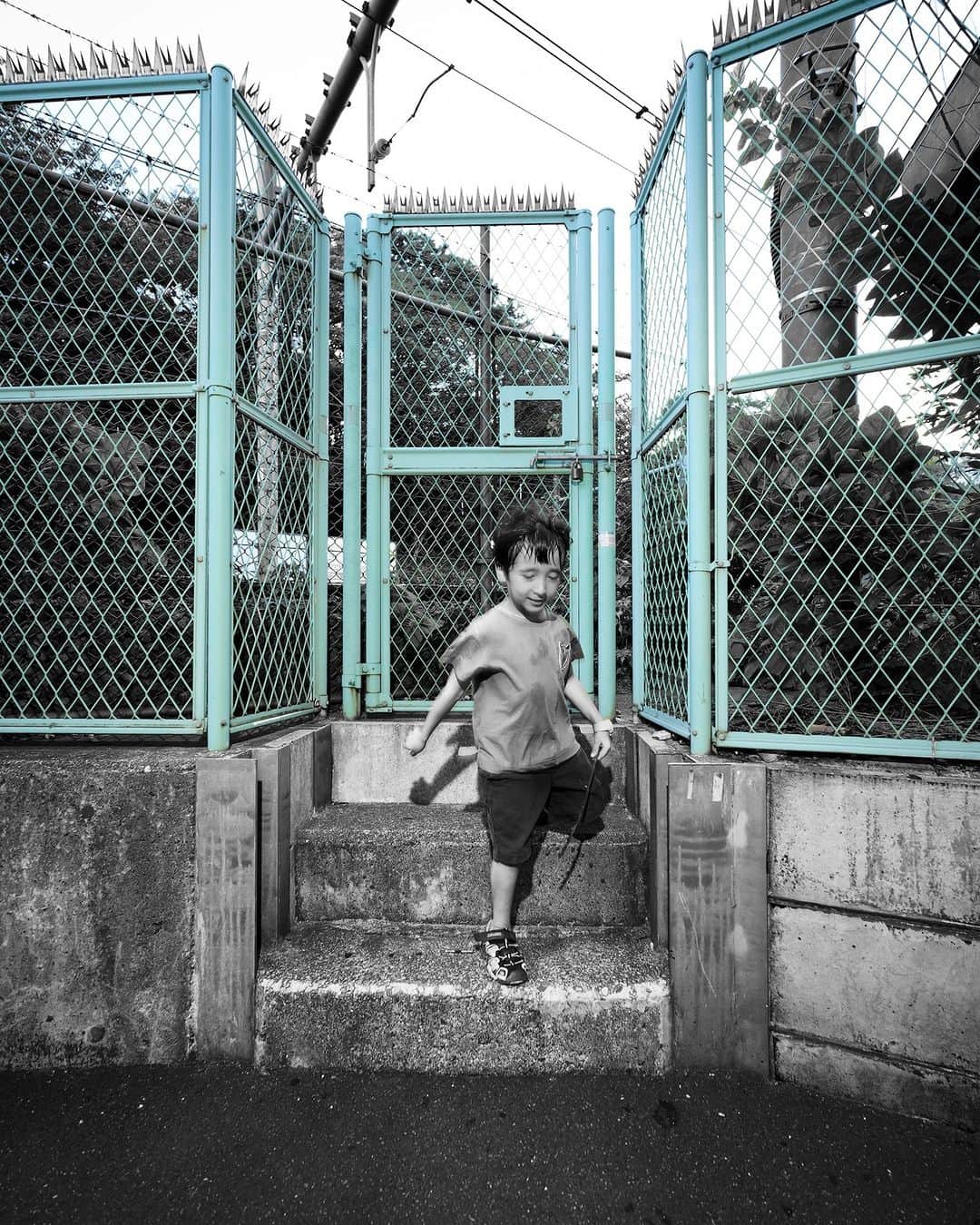 Sigma Corp Of America（シグマ）さんのインスタグラム写真 - (Sigma Corp Of America（シグマ）Instagram)「French Artist & Photographer @nicolas_buffe uses half-color, half-black-and-white treatment in photographs to link back to his work in drawing and painting. In his Impressions article for the new SIGMA 10-18mm F2.8 DC DN | Contemporary, Buffe discusses how he combines "the graphic aspect of black and white with bursts of bright color. What followed was a series of games with shapes, light and colors, accompanying my son’s games. The choice of color placement is intended to emphasize certain elements of the image. Here it’s mainly related to sensations, playfulness and the evocation of childhood memories."   When photographing children in action, wide-angle lenses work best for Buffe. He writes, "A compact size lens such as this SIGMA 10-18mm F2.8 DC DN | Contemporary coupled with a mirrorless camera is a great asset when dealing with these kinds of situations where you have to move and react quickly. Thanks to its wide angle of view, I was able to put an emphasis on strong diagonals in the compositions of my images."   ➡ To learn more about this lens, visit bit.ly/sigma-10-18mm-intro-ig  #SIGMA #SIGMAphoto #photography #wideanglephotography #wideanglelens #sigmalens #sigmacontemporary #sigmadcdn #sigma1018mmcontemporary #photo #newproduct」11月10日 23時01分 - sigmaphoto
