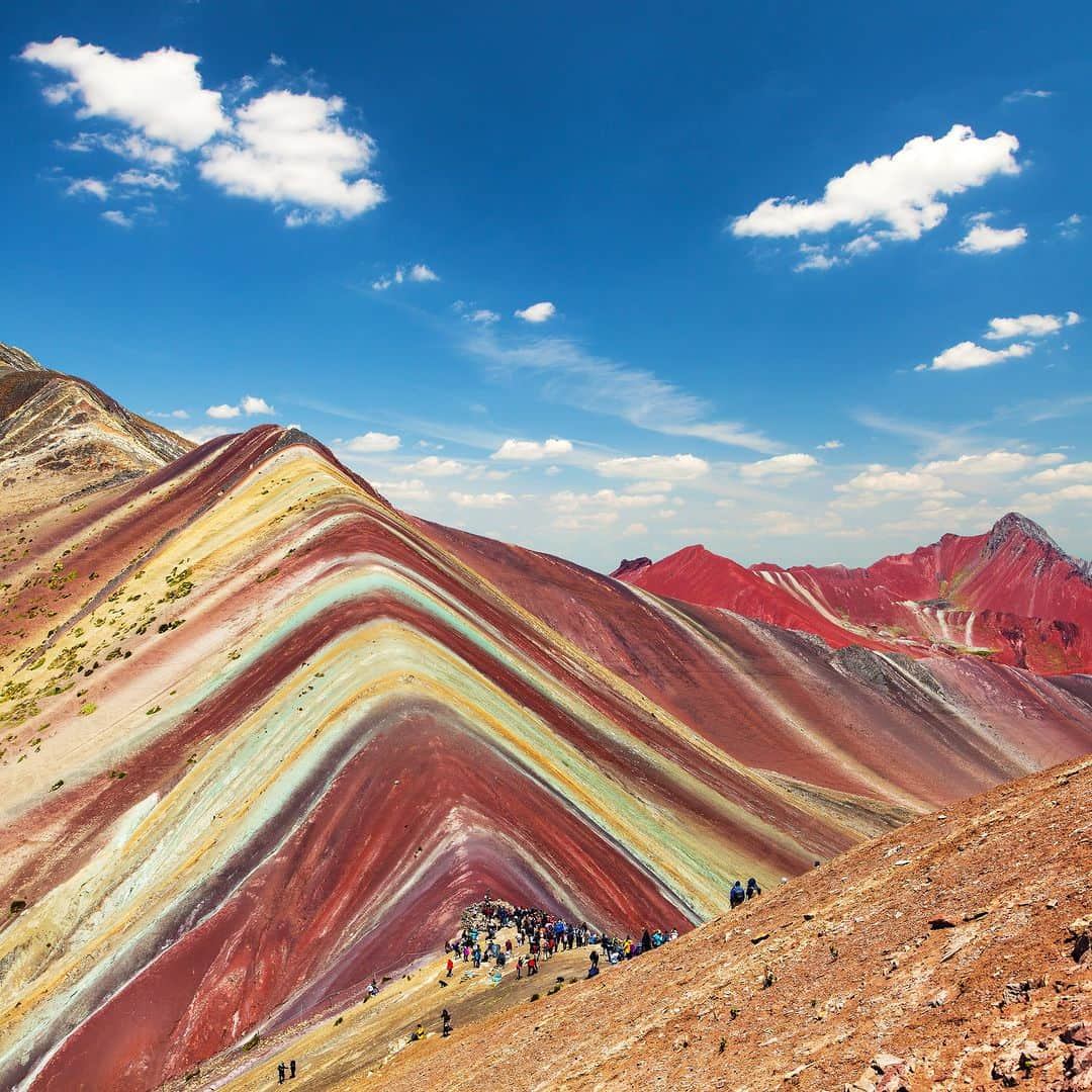 Discoveryのインスタグラム：「#Peru's Montaña Arcoíris, or Rainbow Mountain, owes its mesmerizing colors to minerals like red clay, green ferro magnesian, and yellow sulphurous sandstone. 🌈  📷: Daniel Prudek  #geology」