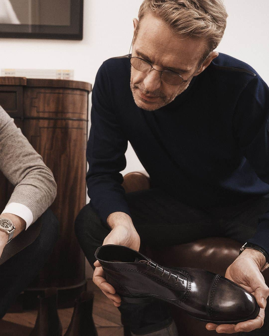 ベルルッティさんのインスタグラム写真 - (ベルルッティInstagram)「- THE ART OF BESPOKE WITH #BERLUTI: LAMBERT WILSON -   As part of its celebration of creativity and know-how, Berluti supports the Maison’s friends at different key moments in their careers.   This month, the Maison has created a bespoke look for Lambert Wilson. The French actor - who is voicing Jon on Disney's Star Wars: Visions airing November 14th - visited Berluti’s Parisian atelier to get his measurements taken for a suit and a pair of shoes, sparking a conversation with our Master Tailors and Shoemakers, and choosing his favourite fabrics, leathers and patinas. He then tried on the toile and shoe maquette, following the artisanal process, before seeing his finished look.   Talent: #lambertwilson  Photography: @zoecassavetes  Location: ‘Atelier Grande Mesure Tailleur’, ‘Atelier Sur Mesure Bottier’   #DRESSEDINBERLUTI」11月10日 23時02分 - berluti