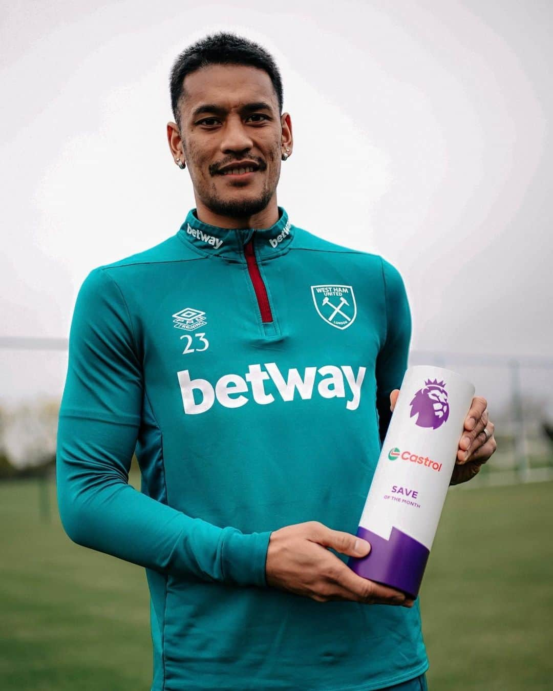 アルフォンス・アレオラのインスタグラム：「Alphonse wins October @PremierLeague Save of the Month 🧤」