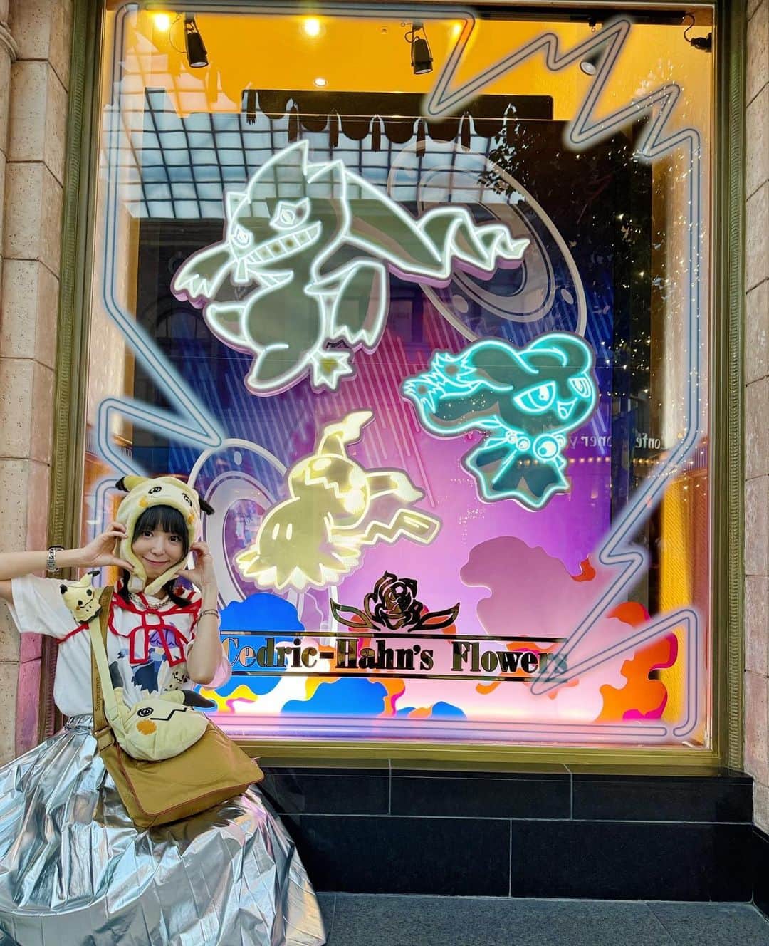 大場はるかさんのインスタグラム写真 - (大場はるかInstagram)「ミミッキュ投稿続き書くの遅くなっちゃった〜、！  写真かと思ったら動画だったパターンby #お兄ちゃん目線   至る所にミミッキュが居て本当に癒し👻 ミミッキュがグッズに選抜される時って結構アー写の角度ワンパターンでグッズ化される事が多いんだけどユニバは書き下ろしだし仰け反ってるの余裕で愛してる  てか！！！！キャラグリーティングがこんなに！！近くで！！真横で！！出来るようになったのがテーマパークヲタクとしては大歓喜ですよね！ちょっと前まで線引きあってそこからこっち来ないでくださいって言うのが多かったからミミッキュの真横にいけたのは鼻血案件🩸  夜にあの有名なホラーナイトあって埼玉田舎民はワクワクしてたけど雨降る予報があったから劇場で芸人さん観に行っちゃった🐝🐝🐝  前の投稿で書いたっけ？ 何年もミミッキュ推しててこの日が初めて対面で会える日だったのです、、会うって決まってから何着て行こう、何話そうか、どんなポーズしようか、髪型は、ってこの悩む時間も幸せな時間にさせてくれる推しが最高で最強👻☺️  良い息抜きになりました🙏🙏🙏🙏🙏🙏 私のヲタク話に付き合ってくれてありがとうございました🙇‍♀️🙇‍♀️🙇‍♀️🙇‍♀️🙇‍♀️🙇‍♀️🙇‍♀️🙇‍♀️  みんなの推しの話もぜひ聞かせてね〜  #ピカチュウ #usj #ポケモンジャンピンハロウィーンパーティ  #pokemon」11月10日 23時02分 - oobaharuka