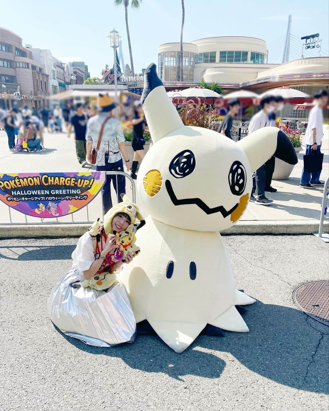 大場はるかさんのインスタグラム写真 - (大場はるかInstagram)「ミミッキュ投稿続き書くの遅くなっちゃった〜、！  写真かと思ったら動画だったパターンby #お兄ちゃん目線   至る所にミミッキュが居て本当に癒し👻 ミミッキュがグッズに選抜される時って結構アー写の角度ワンパターンでグッズ化される事が多いんだけどユニバは書き下ろしだし仰け反ってるの余裕で愛してる  てか！！！！キャラグリーティングがこんなに！！近くで！！真横で！！出来るようになったのがテーマパークヲタクとしては大歓喜ですよね！ちょっと前まで線引きあってそこからこっち来ないでくださいって言うのが多かったからミミッキュの真横にいけたのは鼻血案件🩸  夜にあの有名なホラーナイトあって埼玉田舎民はワクワクしてたけど雨降る予報があったから劇場で芸人さん観に行っちゃった🐝🐝🐝  前の投稿で書いたっけ？ 何年もミミッキュ推しててこの日が初めて対面で会える日だったのです、、会うって決まってから何着て行こう、何話そうか、どんなポーズしようか、髪型は、ってこの悩む時間も幸せな時間にさせてくれる推しが最高で最強👻☺️  良い息抜きになりました🙏🙏🙏🙏🙏🙏 私のヲタク話に付き合ってくれてありがとうございました🙇‍♀️🙇‍♀️🙇‍♀️🙇‍♀️🙇‍♀️🙇‍♀️🙇‍♀️🙇‍♀️  みんなの推しの話もぜひ聞かせてね〜  #ピカチュウ #usj #ポケモンジャンピンハロウィーンパーティ  #pokemon」11月10日 23時02分 - oobaharuka