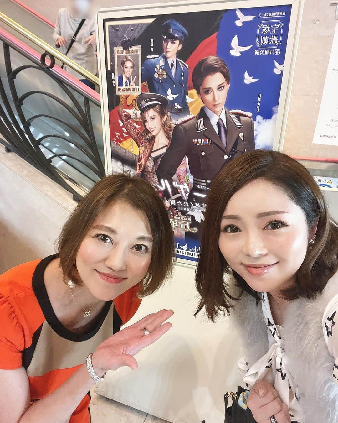 近藤英恵さんのインスタグラム写真 - (近藤英恵Instagram)「さやかさんと月組公演へ🌙　  『フリューゲル　－君がくれた翼－』と 『万華鏡百景色』を観劇しました。  この2日前に休演者と代役での公演続行の発表があり、 不在のトップ娘役・海乃美月さんに代わって 彩みちるさんと天紫珠李さんが トップスター月城かなとさんと組むという 大変イレギュラーな舞台でした。  これが急拵えとは思えない完成度で… 月組の皆様のポテンシャルの高さに感服。 映像にも残らないのでしょうか。 貴重な光景を堪能させていただきました。  時節柄、休演者の方達の体調が心配です。 万全の復帰が叶いますように。  #月組公演#フリューゲル君がくれた翼#万華鏡百景色#🌙#代役公演#高いクオリティ#感動#そして#蓮つかささんの弁護士#感極まり方が本当に理知的な紳士#イケおじというライトな表現は使いたくない程の#人格者おじ#👨‍🦰✨#4役#堪能#🙌#はなちゃんの観劇日記」11月10日 14時05分 - hanachan93