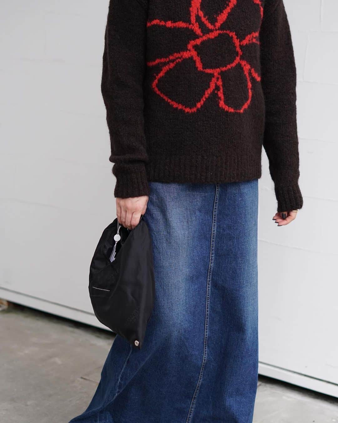 【ANN DE ARKのインスタグラム：「Paloma Wool  Floreke ￥25,300（tax in）  アウターも着用しやすいコンパクトニット。 ファッションカラーが暗くなりがちな今の時期、フロントのモチーフがコーディネートを華やかにしてくれます✨  詳しくはオフィシャルサイト【ARKnets】にて。 ■商品や通信販売に関しまして ご不明な点がございましたらお気軽にお問い合わせください。 ———————————— オフィシャルサイトの在庫と店頭在庫は共有しております。 商品に関しましては、お気軽にコメントや店舗までお問い合わせください。 ⬇︎⬇︎⬇︎ @ann_de_ark  @arknets_official ⁡ #fashion #栃木 #宇都宮 #ショップ #セレクトショップ　#arknets #anndeark #palomawool #beautifulpeople #mm6maisonmargiela #mm6 #ganni  -———————————」