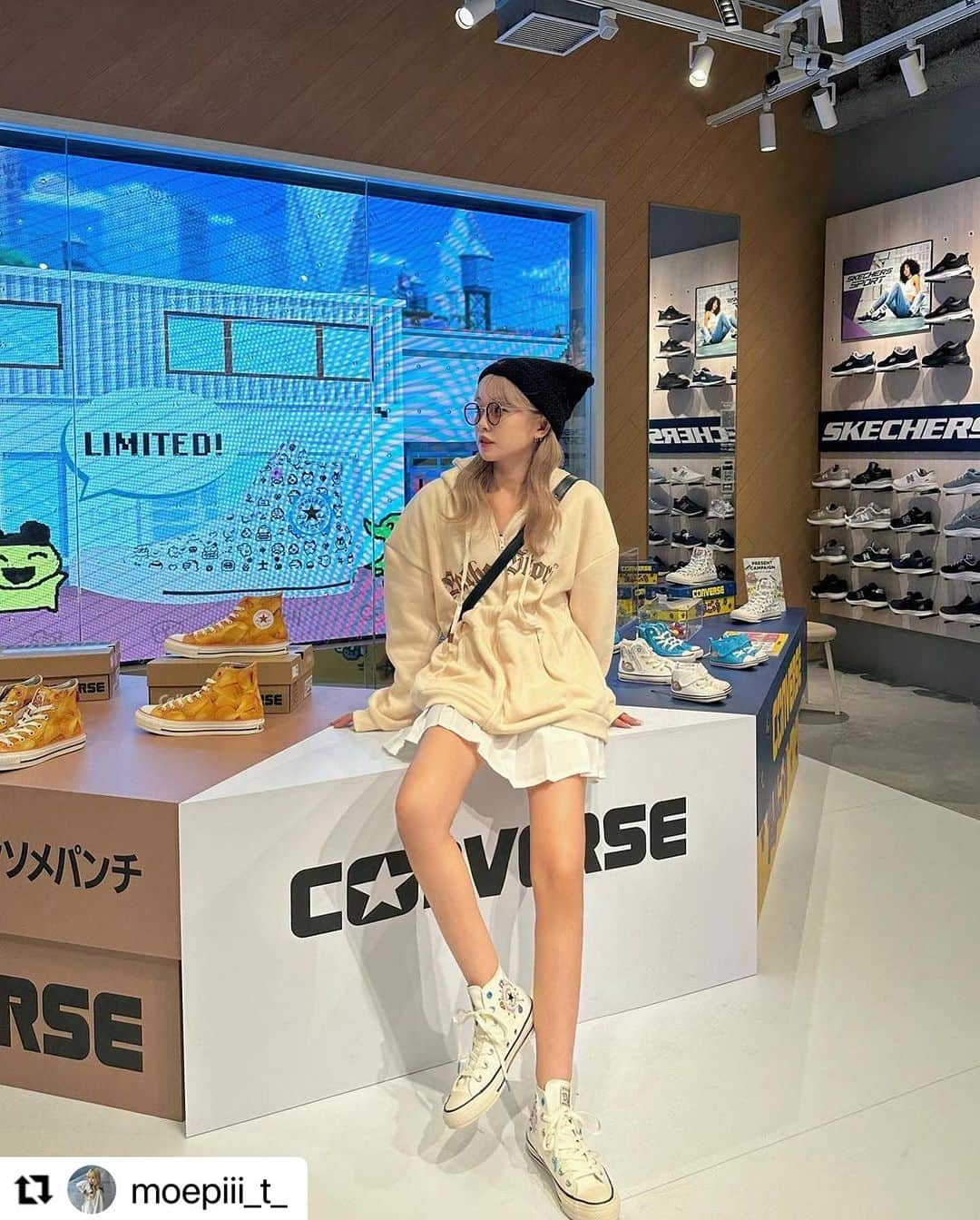 コンバースのインスタグラム：「Thank you! #Repost @moepiii_t_ with  ・・・ CONVERSE × TAMAGOTCHI  ABC-MART GRAND STAGE GINZAにて CONVERSEのPOP-UP イベント第二弾にご招待頂きました👟‎🤍  CONVERSEとたまごっちのコラボシューズに合わせて Y2Kなファッションに🫶🏻 子供用から大人用まであって親子でお揃いにも出来るよ🥹 (サイズ展開は店舗によって異なりますのでご注意ください🙇🏻‍♂️)  #PR #Tamagotchi #たまごっち #abcmart #abcマート #abcgs #conversejp_PR #コンバース」