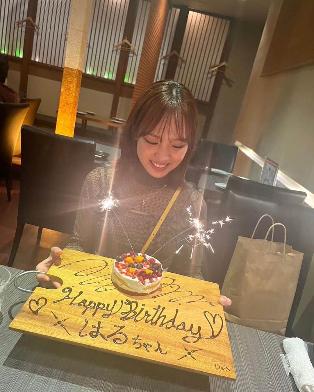 飯窪春菜さんのインスタグラム写真 - (飯窪春菜Instagram)「🐦‍⬛  お誕生日前日に南波志帆さん @nanbashiho と大国魂神社に行ってきました⛩️  人形流しというのがあって、人形の紙に自分の名前を書いて小川に流すのだけど お誕生日前日に全てを流して、29歳とっても良い気が流れてきそうでワクワクしております☺️  からすみくじという可愛いおみくじもあったのでやりました🐦‍⬛💓 2人とも大吉が出てきてこれまたハッピーでした☺️  夜は日本酒など飲み放題のお店に連れて行ってもらって、サプライズケーキも出てきてとっても嬉しかったです🍶 しほさん、いつもありがとうございます🫶🏻 本当にいつも優しいんだ！全てエスコートしてくれてカッコ良いんだ！感謝感謝です🥲💓  #大国魂神社 #人形流し #ケーキ出てきて嬉しそう #嬉しかった 🥰」11月10日 14時07分 - harunaiikubo_official