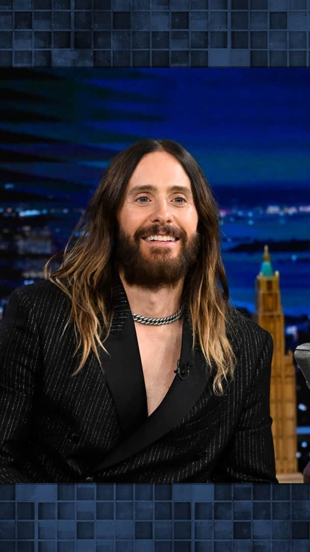 ジャレッド・レトのインスタグラム：「@jaredleto and Jimmy have a little trouble finding the infamous @empirestatebldg on the Tonight Show set 😂 #FallonTonight」