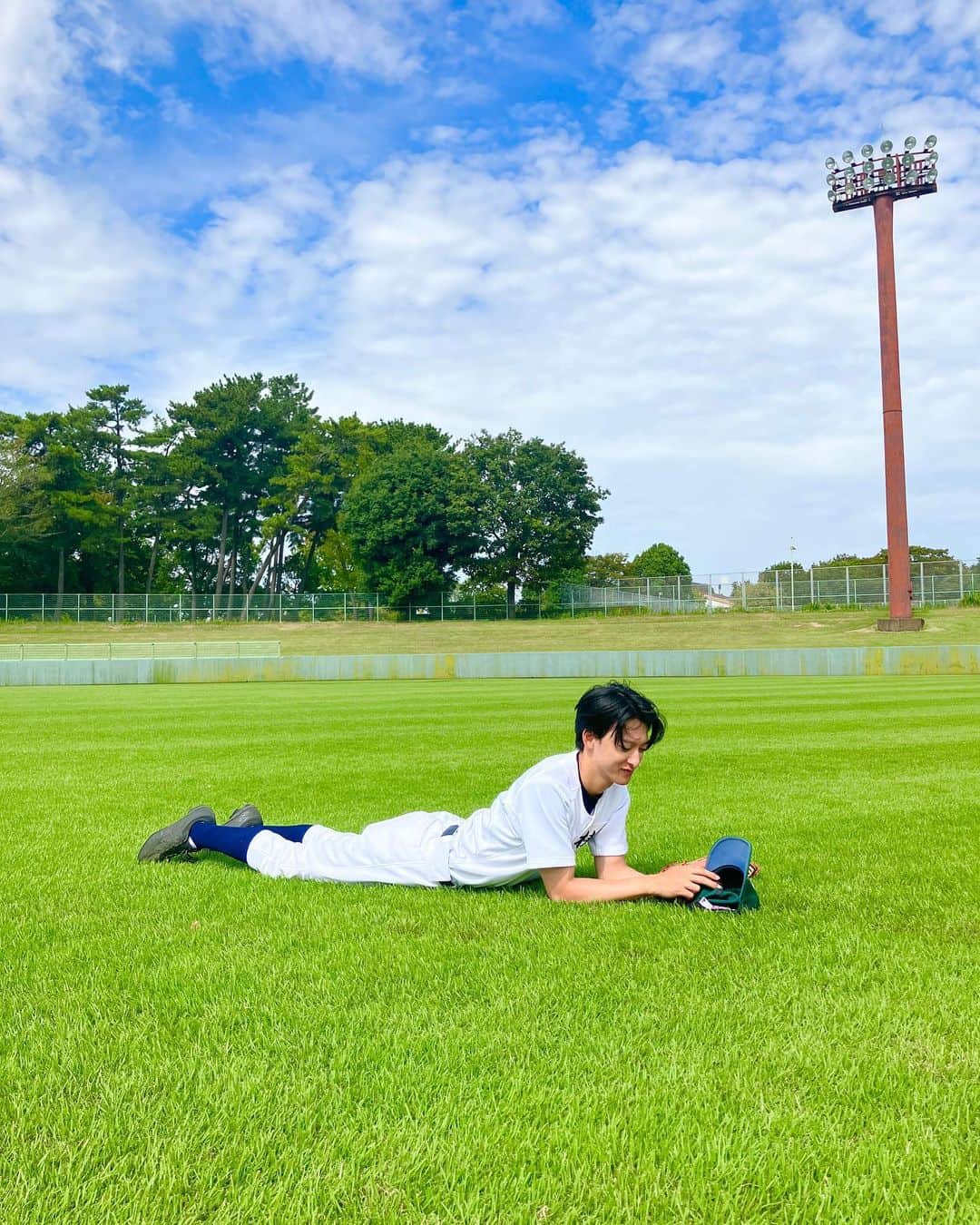 下剋上球児のインスタグラム：「⚾️🍃  球場撮影オフショット📸 お疲れタイミングの球児たち。  野球シーンの撮影は体力勝負です…💥  #tbs #日曜劇場 #下剋上球児 #11月12日よる9時第5話放送✨」
