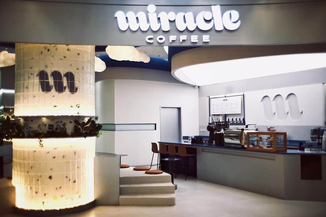 林俊傑さんのインスタグラム写真 - (林俊傑Instagram)「Presenting to you the @miraclecoffee151 Nanjing !  With each store that opens, we try to infuse a local cultural touch into both interior design as well as the products! 南京店正式開幕！歡迎光臨！ 隨著每一家店的落成，不論是產品或裝潢都會結合一些當地的文化特色！  #miraclecoffeenanjing #haveamiracleday #shotbyleica #leicam11p」11月10日 14時10分 - jjlin