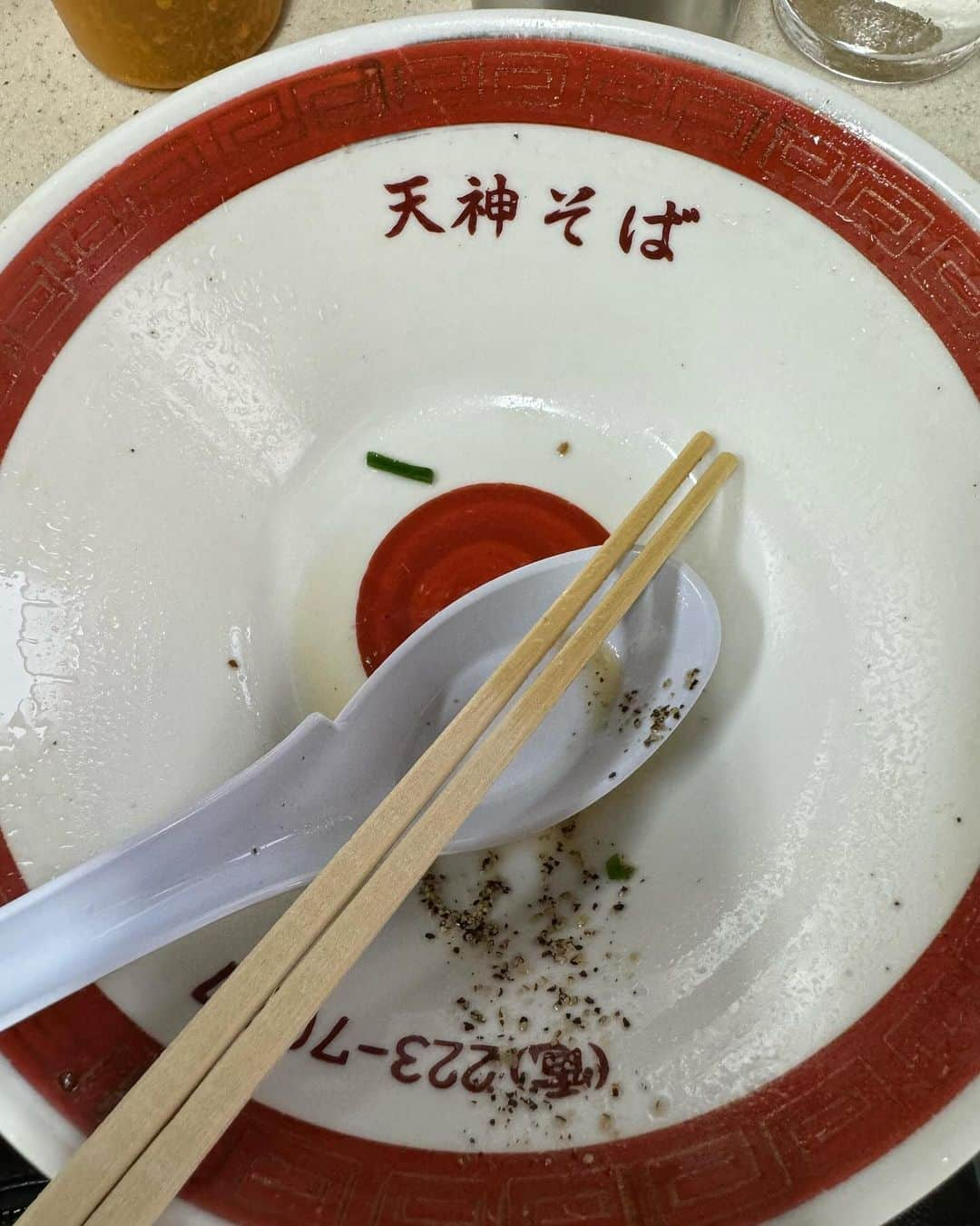 北斗晶さんのインスタグラム写真 - (北斗晶Instagram)「✈️が悪天候で羽田空港に引き返すかも💦と… アナウンスがあった時はビビりましたが。。。  無事に岡山県に着きました〜😊  桃太郎さんがお出迎え‼️ 外に出たら、桃太郎さんの銅像があり… まるで私が親分みたいになってますが。。。  RSK山陽放送に入る前に 美味しいとうわさのラーメン屋さんに雨の中☔並んでみました。  天神ラーメン🍜 シンプルでとても美味しかったです😀  さて… 今日の夕方はRSK山陽放送岡山県と香川県が映るそうです．  そしてインスタライブも たぶん…たぶんだけど 15:45あたりからこちらで🔻 インスタライブをやる予定なので…  @wakepoki_official   番組が見られない地域の皆さんは遊びに来て下さいね〜。 生放送前のリハーサルなど、裏を見せちゃいます😊  それでは〜 岡山県より愛を込めて❤️  #岡山県  #rsk山陽放送  #いまドキッ  #ポキート  #ワケポキ」11月10日 14時15分 - hokutoakira_official