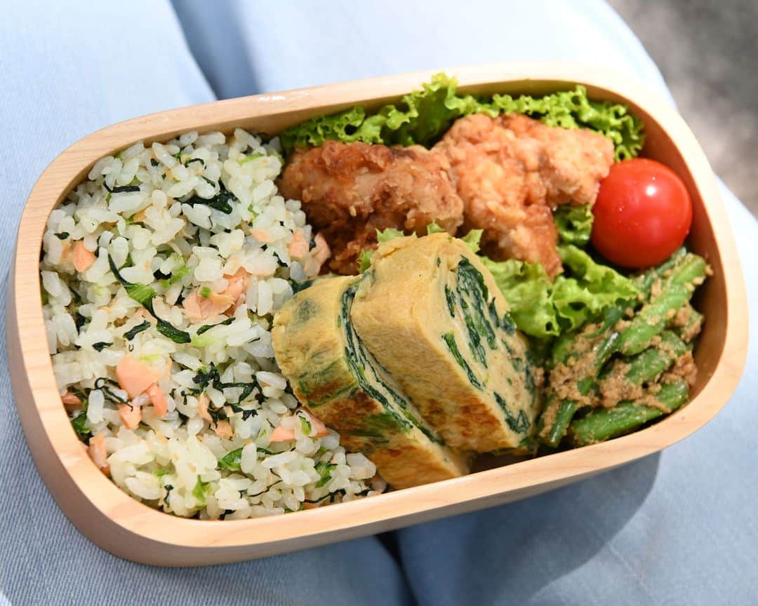 のインスタグラム：「🍳土ドラ『 #あたりのキッチン！』🍳  第4話の料理 🌟清美のある日のお弁当 🌟桜バースデー激辛ナン 🌟胃に優しいサンマのお茶漬け 🌟シェア用ピリ辛麻婆豆腐  ▶︎▶︎第4話はTVerにて無料配信中 ※ハイライトにリンクあります  🍳🌟🍳🌟🍳🌟🍳🌟🍳🌟🍳🌟🍳🌟🍳🌟🍳  土ドラ『 あたりのキッチン！』 第5膳 11/11(土)よる11:40〜放送  コミュニケーション能力はゼロ…でも 食材から調味料の配合までぴったり的中できる！ “絶対味覚”をもつ大学生・辺 清美の成長物語。 挙動不審でいつも空回り!？ 接客は０点だけど想いを込めた料理でオーダー以上の美味しさをお届け！ 食欲の秋！胃袋も心も掴むハートフル“グルメ”ドラマ！  🍳🌟🍳🌟🍳🌟🍳🌟🍳🌟🍳🌟🍳🌟🍳🌟🍳  #あたりのキッチン！ #桜田ひより #窪塚愛流 #工藤美桜 #峯村リエ #原沙知絵 #渡部篤郎 #土ドラ #ドラマ #グルメ #料理 #レシピ #白乃雪 #講談社 #アフタヌーン #漫画」