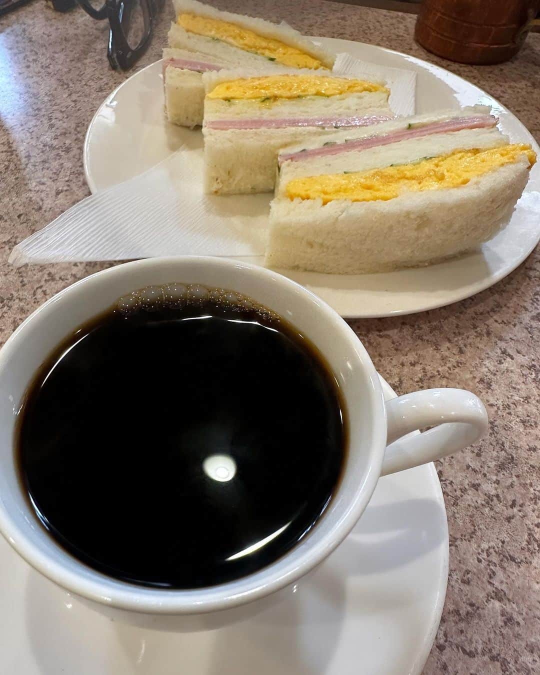 ハチミツ二郎さんのインスタグラム写真 - (ハチミツ二郎Instagram)「行きつけの喫茶店。  コーヒーで一息いれろと言ってる。  #coffeetime  #コーヒー」11月10日 14時18分 - jirohachimitsu
