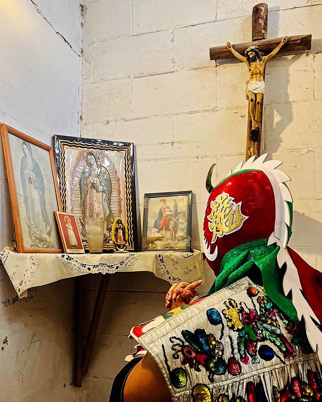 ウルティモ・ドラゴンのインスタグラム：「A few weeks ago in Mexico  For Mexican luchadores it’s a tradition to pray to the virgin of Guadalupe before a match.   ＊ウルティモ・ドラゴン サイン会&2ショット撮影会開催決定！ 11月11日（土）14:00-15:00  水道橋・デポマート 〒113-0033 文京区本郷1-12-7 塩原ビル2F  サイン会対象　販売予定商品  ・Tシャツ　（M）&（L） メキシコサイズ　各種 ¥5000（税込）  ・フィギュア　¥7000（税込）  ・試合用マスク　¥80000（税込）  ・写真集フォトリブレ（バックナンバー）各種¥2000税込）  ・対象商品¥5000以上ご購入で2ショット撮影可 （カメラはご持参ください） ・ご購入の品物にはその場でサインをお入れ致します。 持ち込みの品物にはサインはお入れできません。 ・整理券は配布致しません。 先着順にご案内致します。 注）当日、お電話での対応はできません。予めご了承ください。  @depomart916  @dragongate_pro  @toru.kido  @ud_tiendaoficial  #arenalopezmateos  #luchalibre  #tlanepantla  #mexicanculture  #mariaguadalupe  #聖母マリア様」