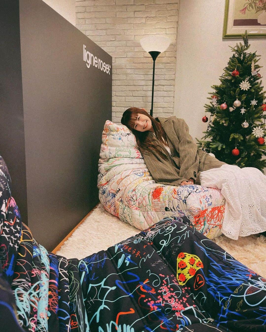 スザンヌのインスタグラム：「Instagramで見て一目惚れした❤️‍🔥 @ligneroset_jp  @ligneroset  ロゼトーゴ50周年限定ファブリックTAMESHIGAKI(ためしがき)🛋️  大人気で展示されているとこももう少ない、、、でもさすがにお値段的にもサイズ感的にもあとやはり座り心地も確かめて、、、🙏と思ってたら なんと我らが #鶴屋 @tsuruya_official にあったぁ！！！！  さすが鶴屋様♡思う存分座り心地確かめさせてもらって、  何処にどの様な柄がくるか分からない特別感も最高だし、生地は柔らかベルベット調で気持ちよかったぁ♡ なにより#とんだ林蘭 @tondabayashiran さまのアートが最高❤️‍🔥 白に決めた🤍（妹が座ってる黒もすんごい可愛かった🖤） 届くの1月だって🥰たーのしみ♡ きっとお部屋が明るくなる🫶  鶴屋、中も外もクリスマスムード🎄たっぷりでお買い物熱あがる❤️‍🔥大変☜  11月なってから3日に1日妹と会えてる🫶  #ligneroset  #interior  #furniture  #myligneroset  #リーンロゼ # #インテリア #リーンロゼのある暮らし #とんだ林蘭 #tameshigaki #rosettogo #ロゼトーゴ #鶴屋 #つるやらららんつるやらららん」
