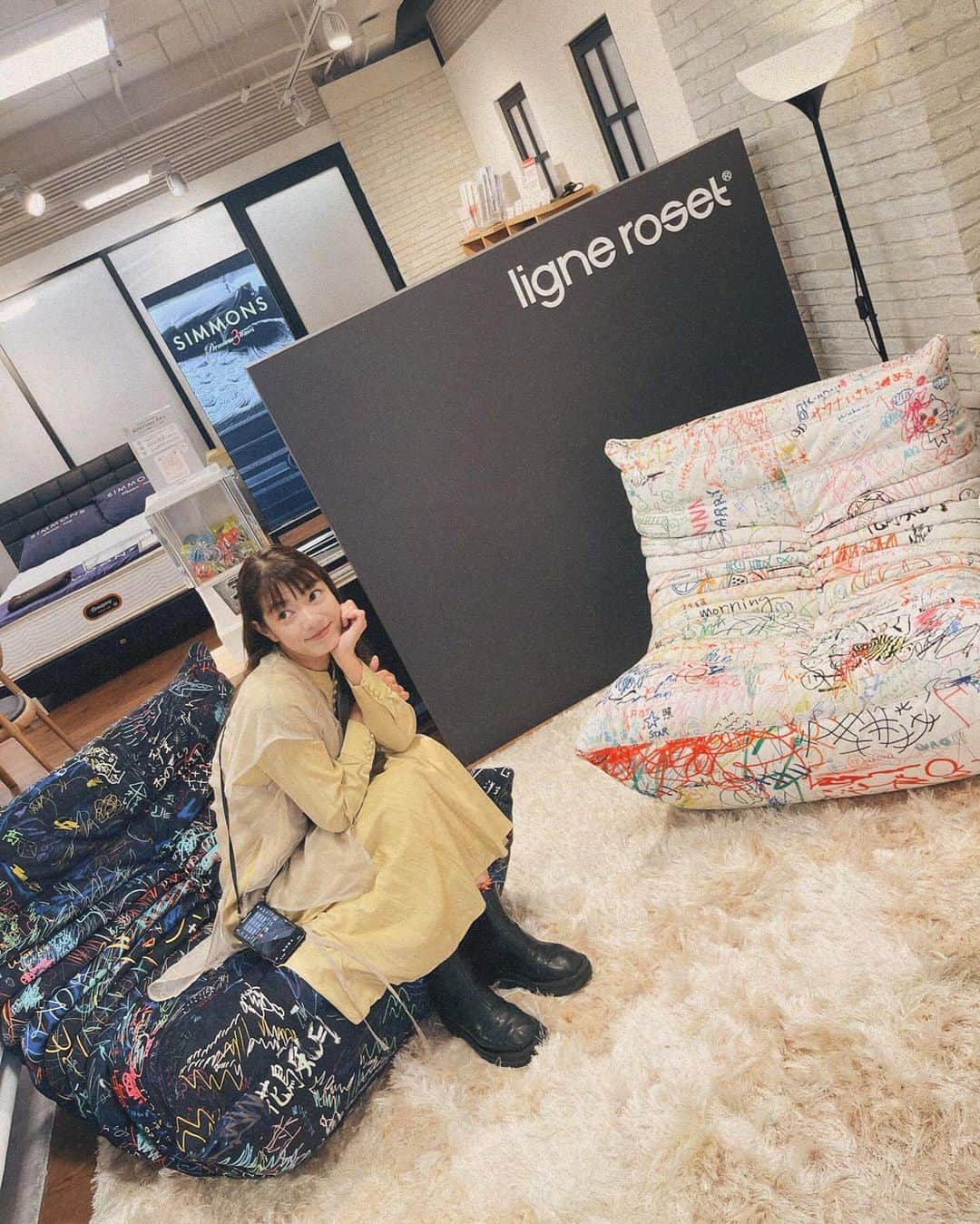 スザンヌさんのインスタグラム写真 - (スザンヌInstagram)「Instagramで見て一目惚れした❤️‍🔥 @ligneroset_jp  @ligneroset  ロゼトーゴ50周年限定ファブリックTAMESHIGAKI(ためしがき)🛋️  大人気で展示されているとこももう少ない、、、でもさすがにお値段的にもサイズ感的にもあとやはり座り心地も確かめて、、、🙏と思ってたら なんと我らが #鶴屋 @tsuruya_official にあったぁ！！！！  さすが鶴屋様♡思う存分座り心地確かめさせてもらって、  何処にどの様な柄がくるか分からない特別感も最高だし、生地は柔らかベルベット調で気持ちよかったぁ♡ なにより#とんだ林蘭 @tondabayashiran さまのアートが最高❤️‍🔥 白に決めた🤍（妹が座ってる黒もすんごい可愛かった🖤） 届くの1月だって🥰たーのしみ♡ きっとお部屋が明るくなる🫶  鶴屋、中も外もクリスマスムード🎄たっぷりでお買い物熱あがる❤️‍🔥大変☜  11月なってから3日に1日妹と会えてる🫶  #ligneroset  #interior  #furniture  #myligneroset  #リーンロゼ # #インテリア #リーンロゼのある暮らし #とんだ林蘭 #tameshigaki #rosettogo #ロゼトーゴ #鶴屋 #つるやらららんつるやらららん」11月10日 14時31分 - suzanneeee1028