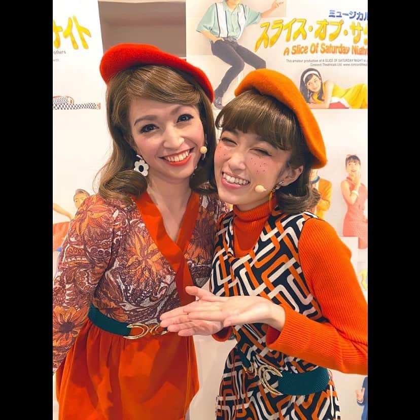 ダンドイ舞莉花さんのインスタグラム写真 - (ダンドイ舞莉花Instagram)「昨日の CLUB A GO GO🍻  私も客席から楽しませていただきました〜！❤️  初日ぶりの観劇！！  まじで最高すぎるこのミュージカル！🙌🏻  そして舞台上あげていただいちゃって、 まさかのダブルスー役の共演が実現しちゃいました🤣  ともよちゃんがものすごいスピードで通路をダッシュして迎えにきてくれました🧡  ありがとう😙  2人のスー！ 全然違って、それが最高に素敵なのです！  周りの芝居や反応の仕方も変わってくるので、観てても、すんごい刺激になります。  明日、11/11は 12:00 ともよスー 16:30 舞莉花スー  だよーー！！  しかも明日はSATURDAY NIGHTだよー！！  一緒に盛り上がりましょ🍹  #スライスオブサタデーナイト #ASliceOfSaturdayNight #musicaltheatre #musical #theatre #tokyo #japan #performer #singer #actor #黒沢ともよ #ダブルキャスト #スー」11月10日 14時34分 - mdandoy18