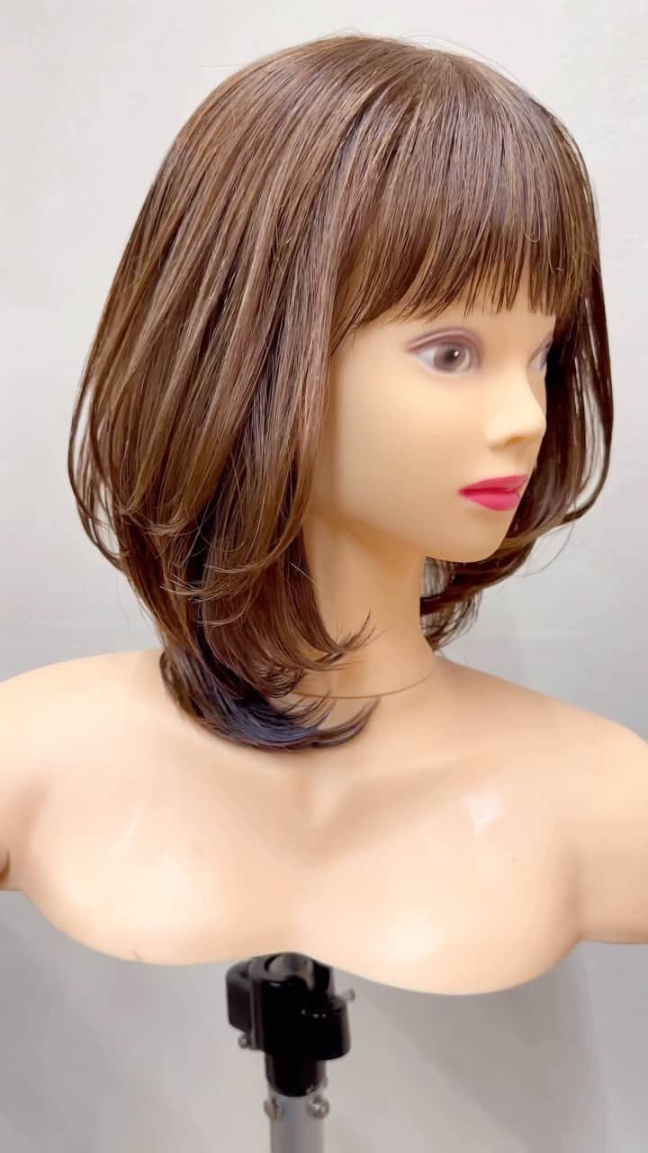 鶴谷和俊のインスタグラム：「ミディアムボブヘア/corte de pelo bob medio  Medium bob hair សកម្មភាពស្រស់មុខក្រហម Tóc bob trung bình मीडियम बॉब हेयर Corte de pelo bob medio 중간 보브 헤어 中长波波发型  Cheveux mi-longs en carré  ▪️使用ハサミ/scissors @joewell_global  @joewell_japan  ニューコバルト NC-5  ヘアアイロン @kinujo.jp  絹女プロ  #hairtiktok  #hairtok #bob #ボブ #ショートヘア #カット #ヘアカット #ヘアスタイル #髪型 #hair  #haircut #hairstyle #hairstyles #hairstylest #hairstyle # 美容師 #Hairdresser #ម៉ាស់ស្រពះ #Thợlàmtóc #हेयरड्रेसर #Peluquero #미용사 #美发师 #Coiffeur #peinado #joewellscissorspr」