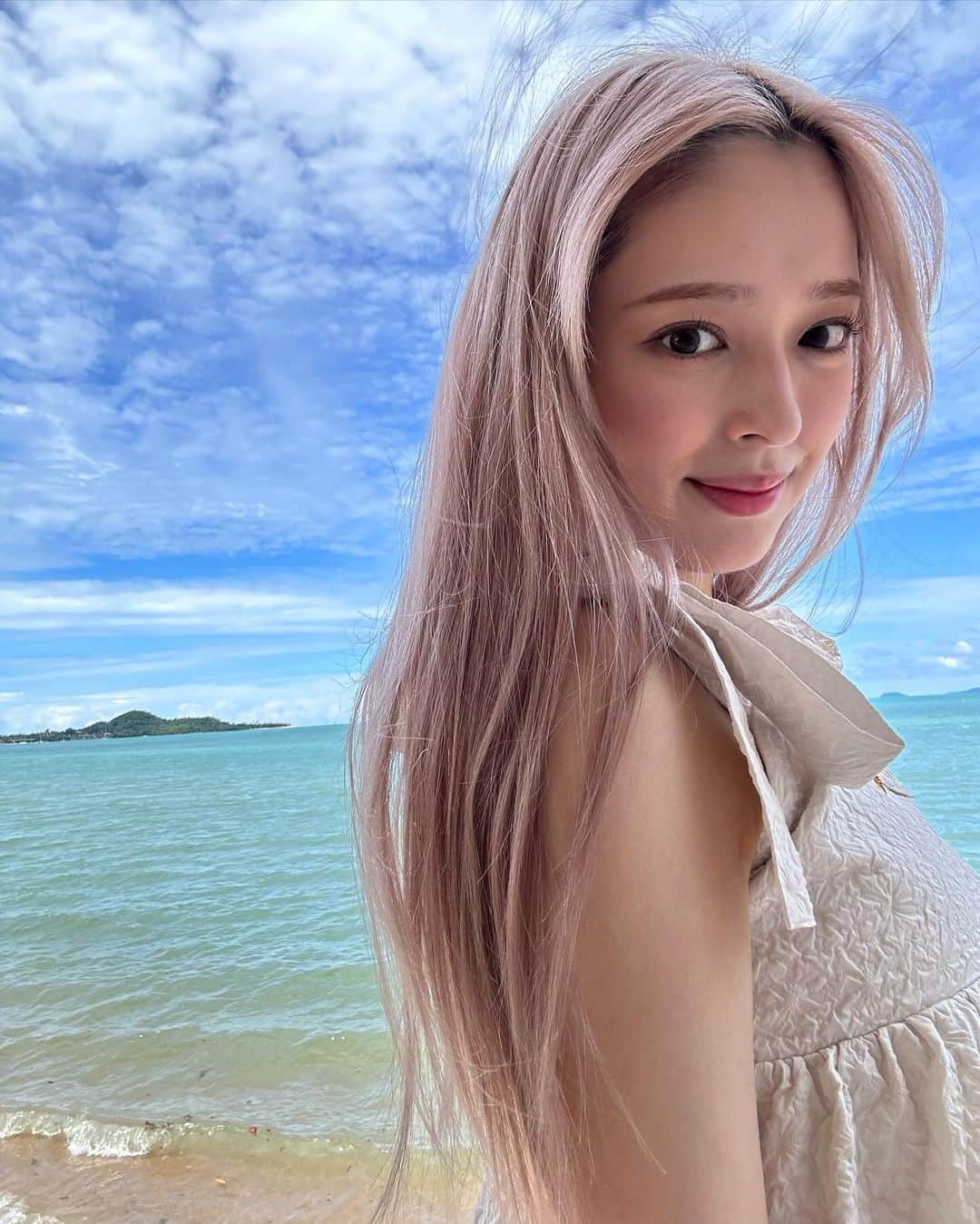 矢作穂香のインスタグラム：「この前タイに行ってきました🇹🇭 雨季に入る前だったから、素敵な青空と海の写真とれてラッキーっ🤍  ピンクの髪と青が映えてるでしょ😏 #タイ旅行  #thailand」