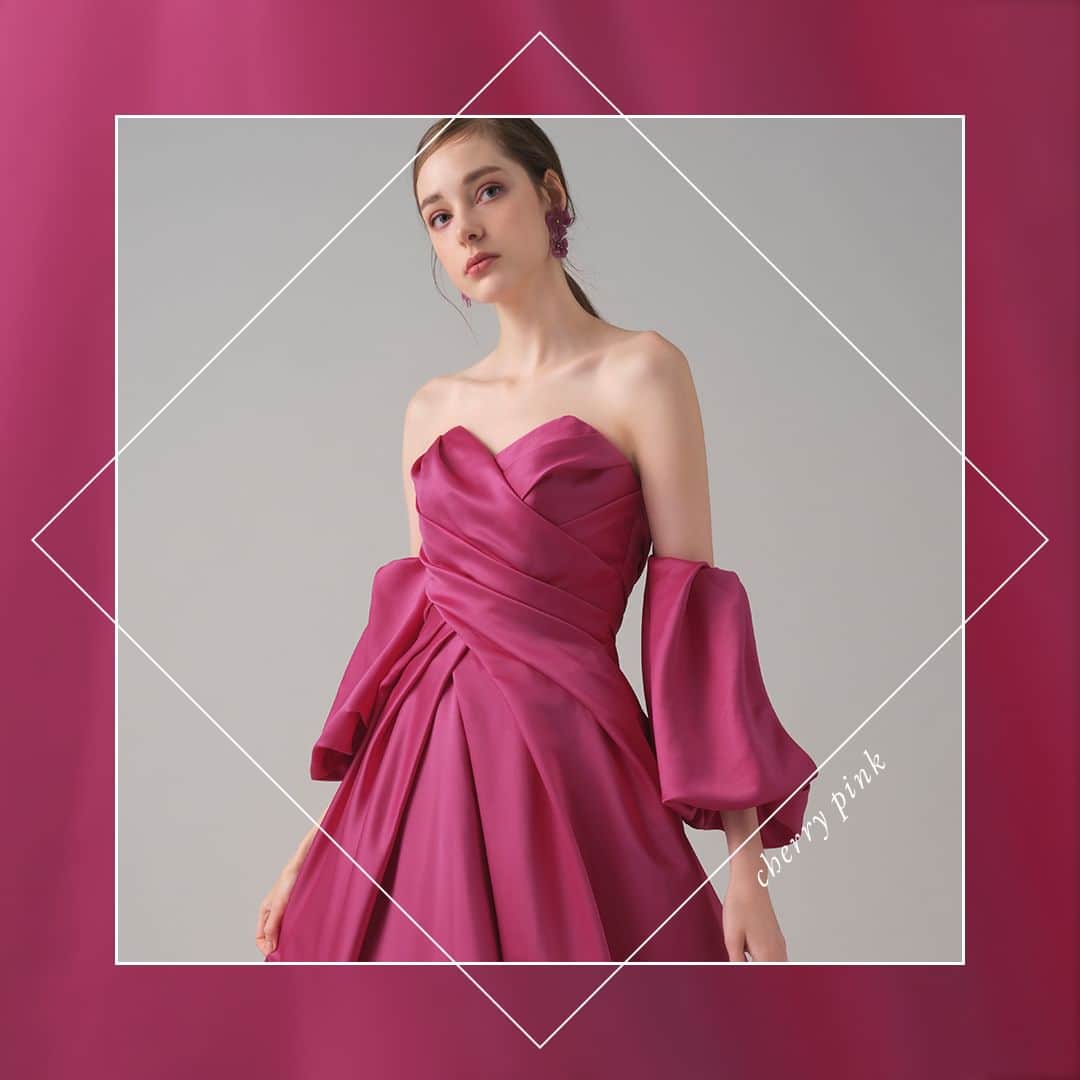 TAKAMI BRIDALのインスタグラム：「［コメント欄に🧡をください！ ］  気になる衣裳を保存しておくと、見返すときにも便利です🕊💕  Cherry Pink Liebe / チェリーピンク・リーベ  とろみのある柔らかなサテンで仕立てたエレガントなチェリーピンクのドレス。  花びらのように角度をつけたネックラインはデコルテがすっきりと美しくエレガントに見えます。  存在感のあるパフスリーブは抜け感を出すためにスリットを入れ、手首にかけてたっぷりと生地をあしらうことで手首の細さが際立ち、腕の細見え効果も。  ※パフスリーブは取り外し可能です。  #takamibridal  #weddingdress  #photowedding  #タカミブライダル #タカミブライダルオリジナル  #ウェディングドレス  #カラードレス #フォトウェディング #プレ花嫁 #チェリーピンクリーベ」