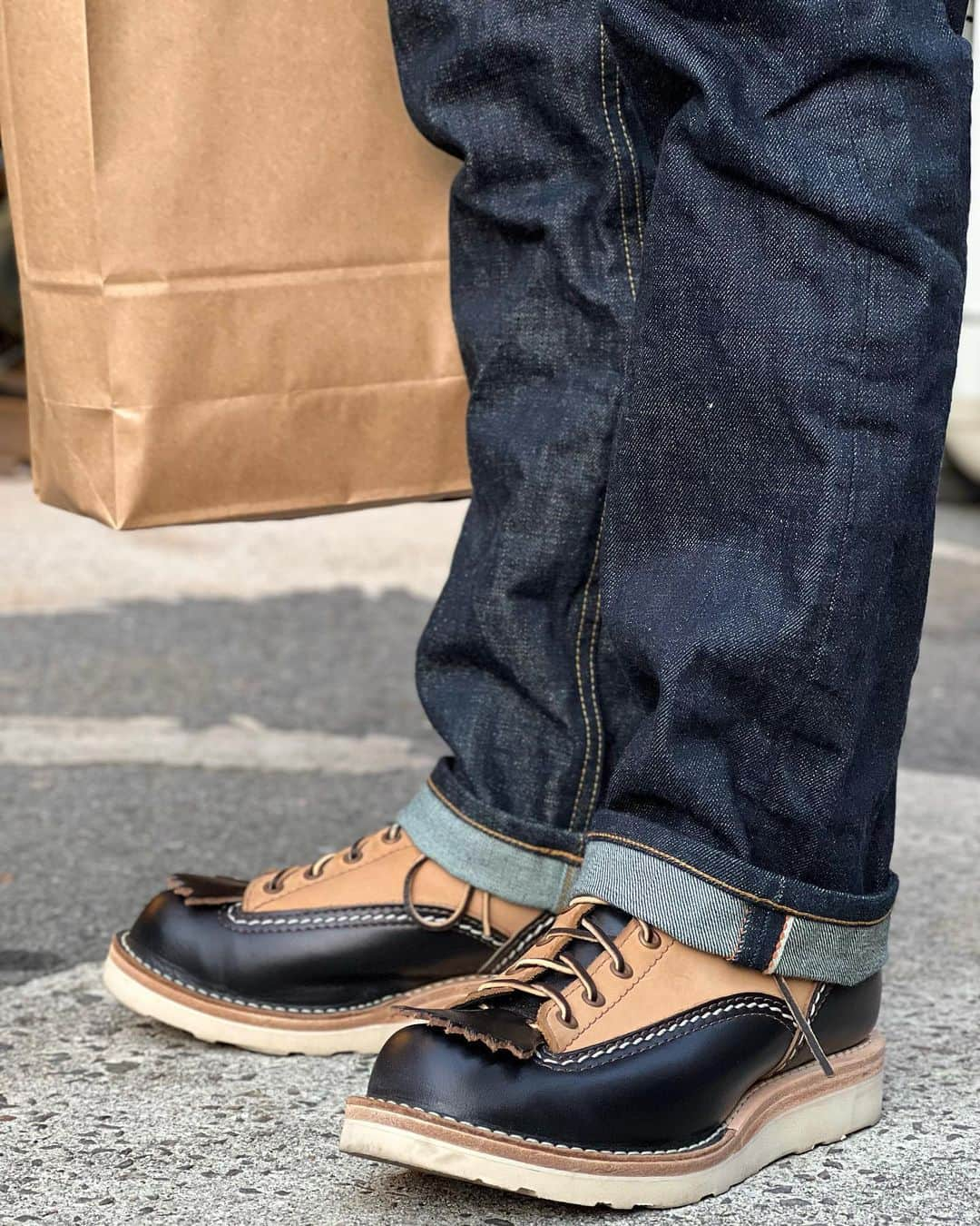 ウェスコさんのインスタグラム写真 - (ウェスコInstagram)「My WESCO! "Black Chromexcel×Burlap Jobmaster" 愛用歴 : 8ヶ月  オフの日や出掛ける日をメインにウエスコブーツを着用されているお客さん。履ける日が限られているため革の馴染みもまだまだこれからですが、じっくり育っていく様子を追いかけたいと思います📸  ---------------------------------------------------- 📸 あなたの「自慢の一足」撮らせてください！  WESCO JAPAN直営各店では、普段からウエスコブーツを愛用いただいている方々の「自慢の一足」の写真を撮らせていただいております。 定期的にホームページやインスタグラム等で公開しているので「我こそは！」と言う方も是非お声掛けください！ ----------------------------------------------------  #westcoastshoecompany #wesco #wescoboots #mywesco  #jobmaster #black #chromexcel #burlap #since1918 #100YEARS #oregon #portland #scappoose #madeinUSA🇺🇸 #osaka #wescojapan #tokyo #wescoebisu #wescosetagaya」11月10日 14時46分 - wesco_japan