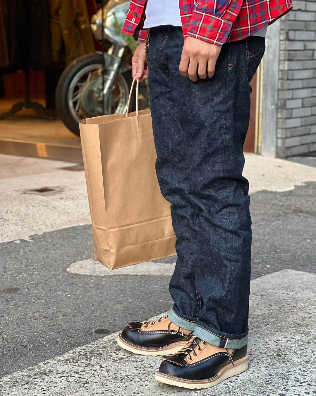 のインスタグラム：「My WESCO! "Black Chromexcel×Burlap Jobmaster" 愛用歴 : 8ヶ月  オフの日や出掛ける日をメインにウエスコブーツを着用されているお客さん。履ける日が限られているため革の馴染みもまだまだこれからですが、じっくり育っていく様子を追いかけたいと思います📸  ---------------------------------------------------- 📸 あなたの「自慢の一足」撮らせてください！  WESCO JAPAN直営各店では、普段からウエスコブーツを愛用いただいている方々の「自慢の一足」の写真を撮らせていただいております。 定期的にホームページやインスタグラム等で公開しているので「我こそは！」と言う方も是非お声掛けください！ ----------------------------------------------------  #westcoastshoecompany #wesco #wescoboots #mywesco  #jobmaster #black #chromexcel #burlap #since1918 #100YEARS #oregon #portland #scappoose #madeinUSA🇺🇸 #osaka #wescojapan #tokyo #wescoebisu #wescosetagaya」