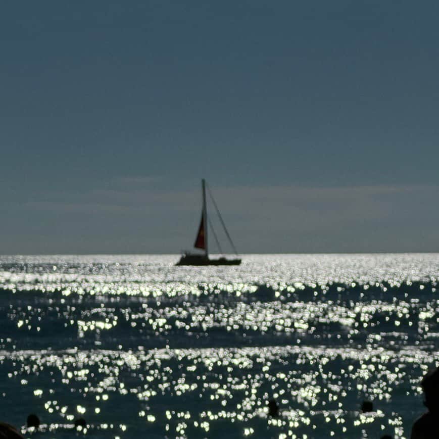 岡田美季のインスタグラム：「キラキラの海とヨットと船とサンセットと砂浜がスキ。 海の近くに住んだらいいのにって思うんだけどそれは海外でいつか⛵️💙」