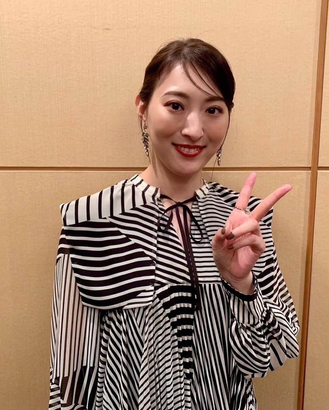 珠城りょうさんのインスタグラム写真 - (珠城りょうInstagram)「。  こんにちは！ みなさん、如何お過ごしでしょうか？？  今日は先日開催されたファンミーティングの様子をポストします📸  ファンのみなさんも参加型のゲーム、とても盛り上がりましたね✨ 今まで応援してくださった方、そして初めて参加してくださった方に囲まれ、珠城も喜んでおりました😃 ありがとうございました。  次回は朗読ミュージカル！ 「初恋」の世界でお会いしましょう。  #珠城りょう #ryotamaki #俳優　#actor  #ファンクラブ　#Sereno #ファンミーティング  #アビステ #sergiorossi #doublestandardclothing #sov #DRESSLAVE#ドレスレイブ#アビステ」11月10日 14時47分 - ryo_tamaki_mg