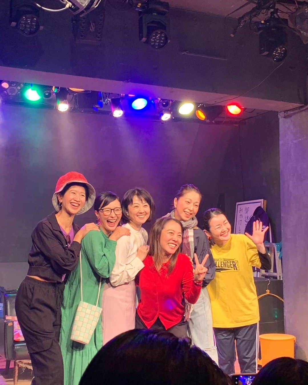 鈴木麻衣花のインスタグラム：「舞台「GIRLS TALK TO THE END」 無事に千秋楽を迎えてもう5日も経っちゃいましたが… ご来場くださった皆様、来れなくても応援してくださった皆様、沢山のお差し入れにご声援、ありがとうございました！！ 8年ぶりに立つ舞台は子供ができて以来初めてという事もあり、今の自分が役者としてどういう状態なのか、気付けば母親としている時間で埋め尽くされている毎日を過ごしていて、そんな私が舞台の上で役者として成り立つのか、もうほんとに台本を台詞を覚えられるのか…そこからのスタートで、本番を迎えるまで本当にドキドキの毎日でした。 家に帰ると自分の時間が思う様に作れないのは想定内ではあったけど、思っていた以上に短かった稽古時間（期間）だったので、今回のお話を貰って「よし何とか出来るはず！やってみよう！」と思った時とは色々計算がズレちゃって、全然追いつけない、そして思う様に仕上がらない自分との戦いの毎日で、共演したみんなにはとっても迷惑かけちゃったなーと反省点が目立つところではありますが… 幕が開いて、お客様から頂いたお言葉がとっても励みになり、どんどん楽しめるようになりました。 あと1週間稽古して、もっとみんなとこの芝居に浸る時間を作りたかったなーというのが本音ですが、あと1週間長かったとしても同じ事を言っていたかもしれないな。笑 信頼できる大好きなたまちゃんが作る、たまちゃん自身が大好きだという「GIRLS TALK TO THE END」に出させて貰って、マイコという役をやらせて貰えて本当に幸せでした。 共演したみんなとは初共演だったけど、みんなが素晴らし過ぎて毎日とっても刺激的で、そして何よりみんなに沢山助けてもらいました。 全然仕上がらない私をみんなが見守ってくれていて、いや、もしかしたら本当は鬼の形相だったのかもしれないけど、私には見守ってくれている様に見えて、本当なら不安だらけの仕上がりのはずなのに、安心して舞台に立たせて貰えました。 みんなとたまちゃんと過ごせた時間は今の私にはとっておきの自分の為の貴重な時間でした♡ 千秋楽の日に娘のバレエの発表会があり、そしてそんな日に限って家の中で怪我をした息子が救急車で運ばれるという終わった後もドタバタで、その後は息子→娘の順に発熱して今週は看病に追われる日々を過ごしておりましたが、久しぶりの撮影も決まったので、この舞台で得たエネルギーを忘れずに頑張っていきたいと思います。 #たまプロ#ガールズ4#girlstalktotheend #offofftheatre」